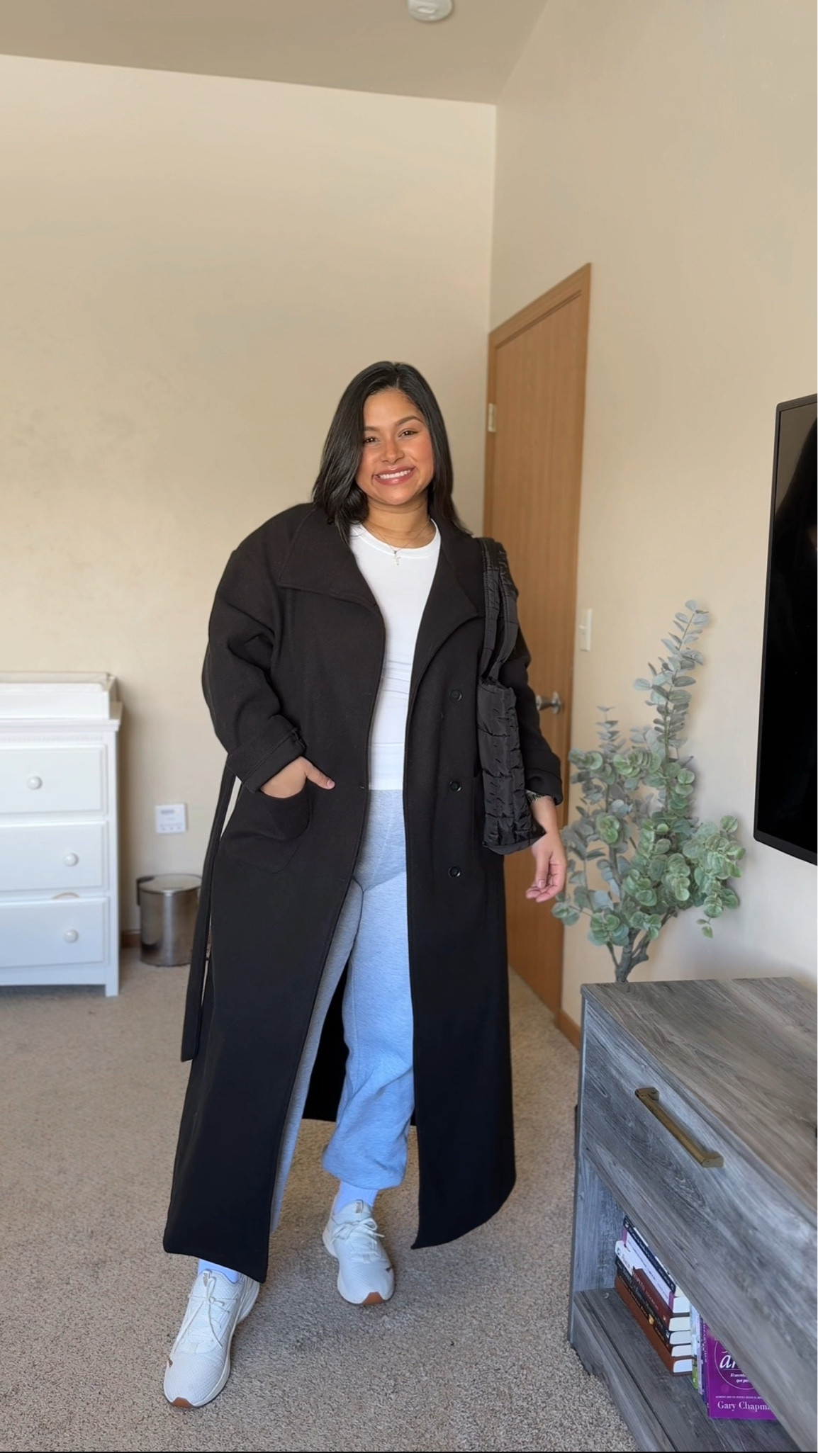 Outfit cómodo y realista🫶🏻
Tallas⬇️
BLUSA: L
PANTALÓN DEPORTIVO (es un conjunto): XL 
ABRIGO LARGO: M (normalmente uso L pero corre grande)