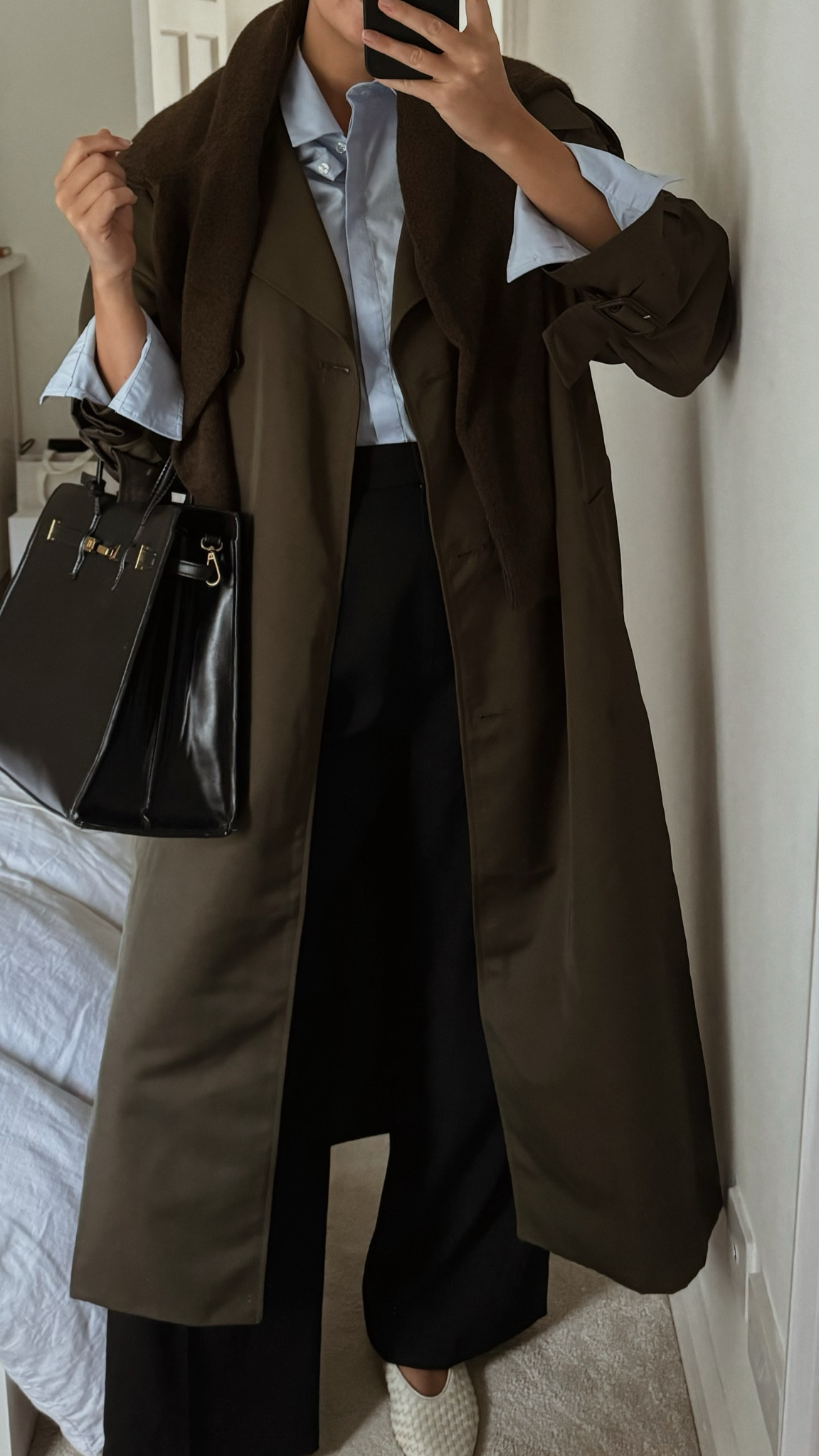 Blue shirt layering for autumn 💼 

Green trench coat / autumn layers / autumn styling / masculine trousers 



#LTKworkwear #LTKstyletip #LTKSeasonal