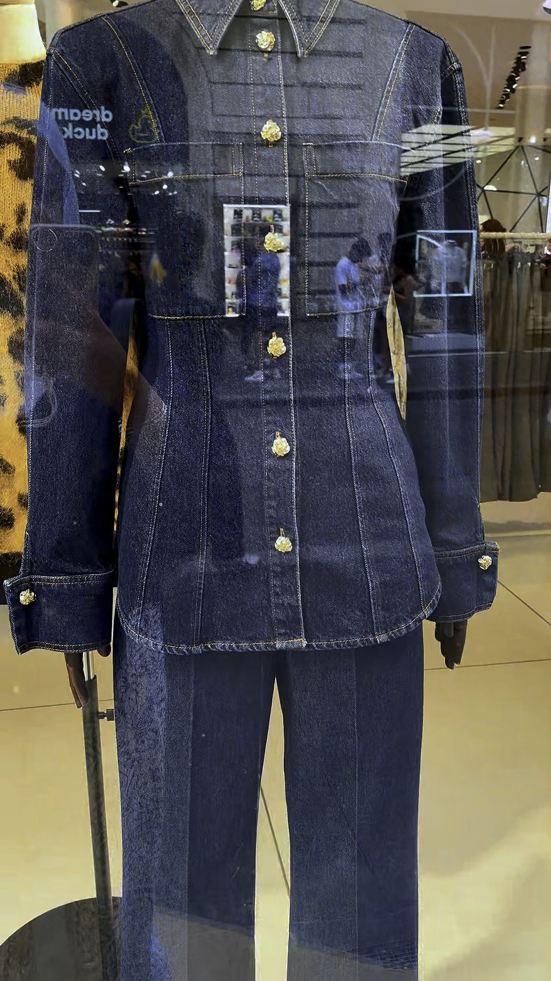 Can we take A moment to appreciate this beautiful denim jacket/shirt 😩 the waist is accentuated and the golden bottons Omg H&M you are doing it again 😍😍😍

#LTKautumn #LTKstyletip #FashionWeek