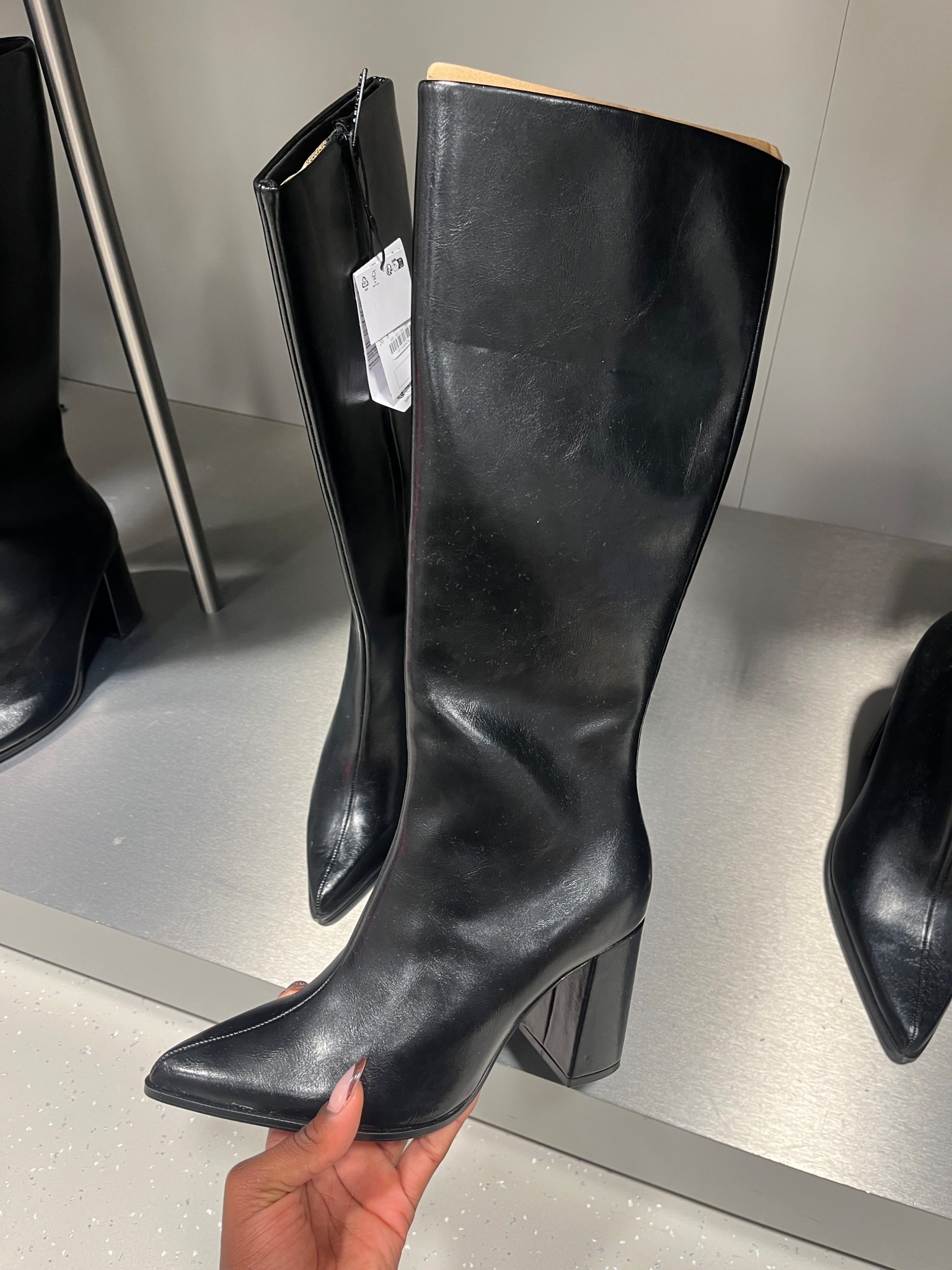 Gorg Gorg Gorg 😍🖤

#autumnoutfit #autumn #hm #zara 
Tags: sweater , autumn , back to school , office outfit , autumn outfit , jumper , knitwear , H&M , Zara , autumnal dress , tights, boots , leggings , Uggs , trench coat, Ugg boot , rocky oak , suede bomber 

autumn fashion trends, fall outfit ideas, cozy fall outfits, autumn layering tips, transitional wardrobe, fall fashion 2025, autumn streetstyle, fall capsule wardrobe, chic fall looks, seasonal color palettes, teddy jackets, oversized sweaters, ankle boots, plaid skirts, trench coats, knit scarves, 

#LTKstyletip #LTKFashionMonth #LTKautumn