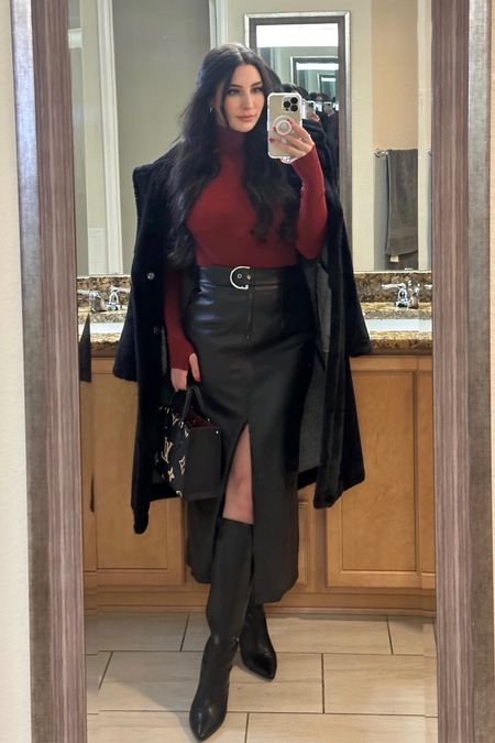Get dressed with me to spend the evening at Cherry Creek North’s, Winter Wanderland holiday market. The red commando bodysuit along with the black, faux leather midi skirt was a solid outfit to partake in Christmas activities. I added a heavy faux fur and was ready to go.

#ootn #getdressedwithme #holidayoutfit

#LTKstyletip #LTKSeasonal #LTKHoliday