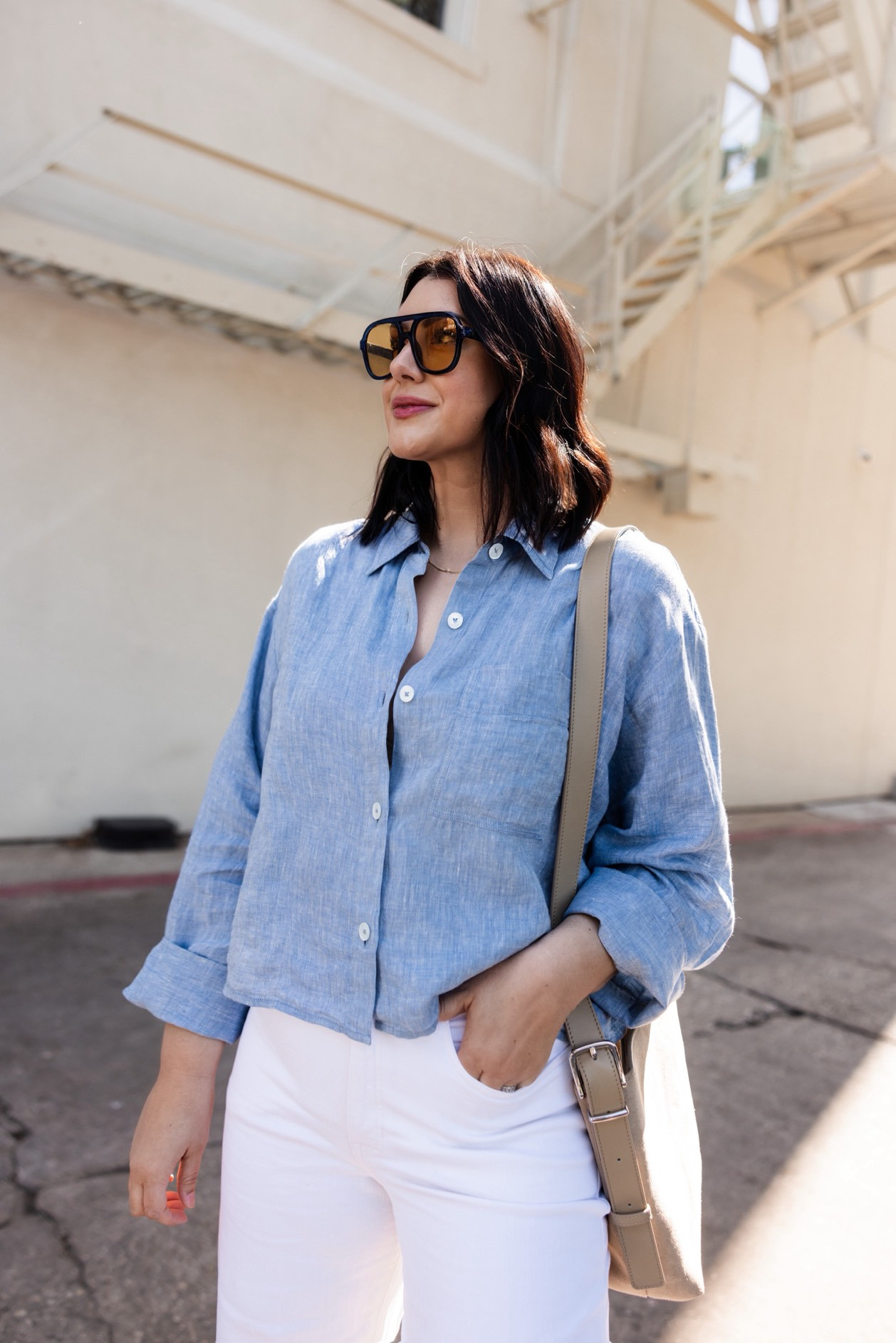 One of my favorite tops for spring! This @madewell linen top runs loose -- I'm in the medium and it fits relaxed. It is 'cropped' but it works perfectly with high waisted jeans or shorts.  

 