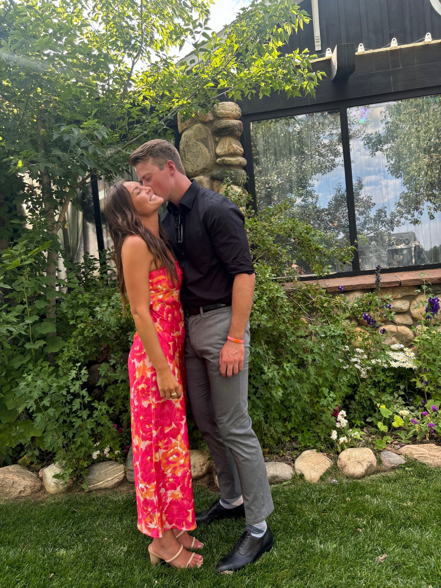 My SECOND favorite/most complimented wedding guest dress! This is perfect for summer and spring weddings! 

Dress: size S (true to size)
Shoes: size 9 (true to size)


Amazon find, Amazon fashion, Amazon haul, wedding guest dress, summer wedding, spring wedding, outdoor wedding, bridesmaid dress, Amazon dress, affordable fashion 