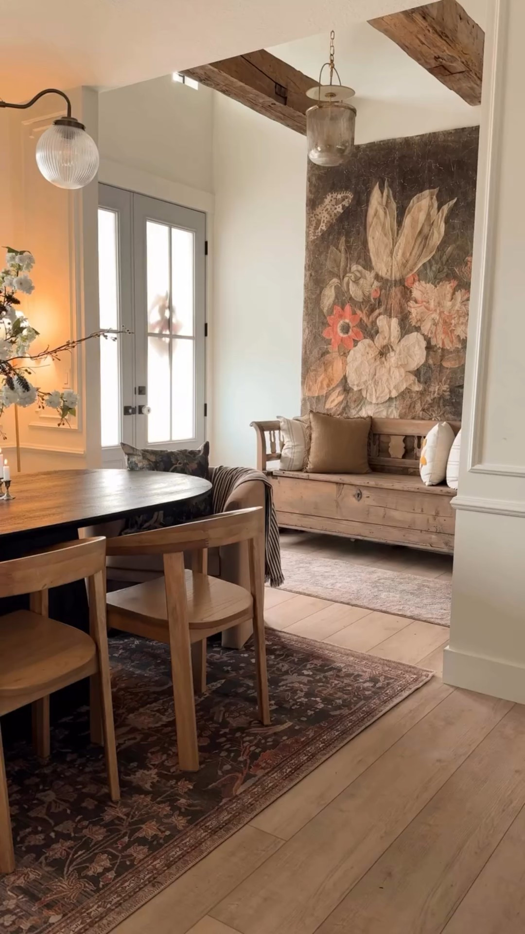 A dining room love story 🖤

#lovestory #diningroomdesign #diningroominspo #diningroomdecor