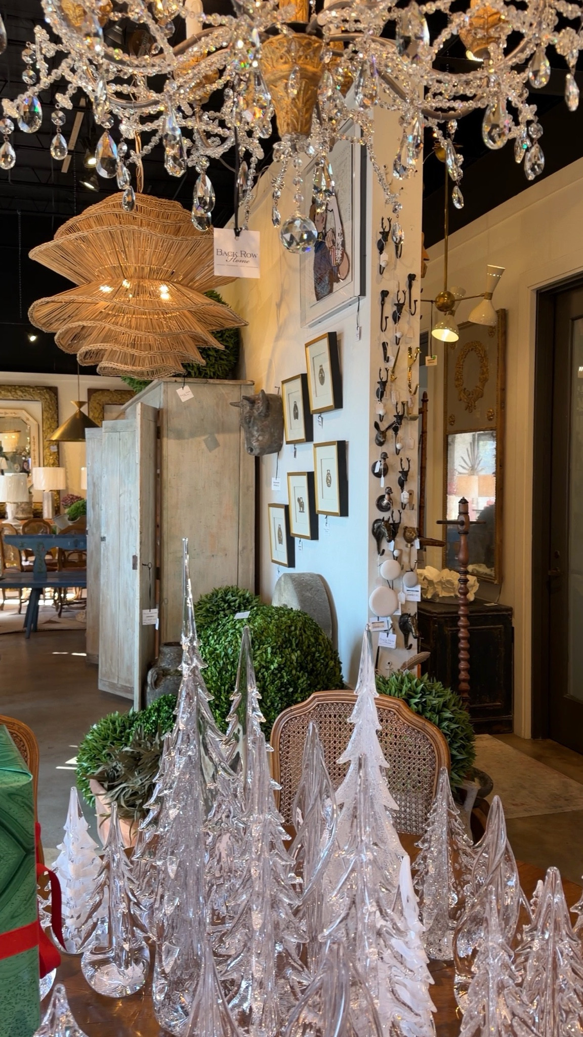 Day 7 of 12 Days of Christmas ✨ The ginger jar hunt continues. 

Still searching for the one. Manifesting a good HomeGoods run tomorrow, wish me luck! 😅

#12daysofchristmas #antiquestore #vlogmas #amazonfinds #dandharamorrishome

#LTKHoliday #LTKvlog #LTKmomlife