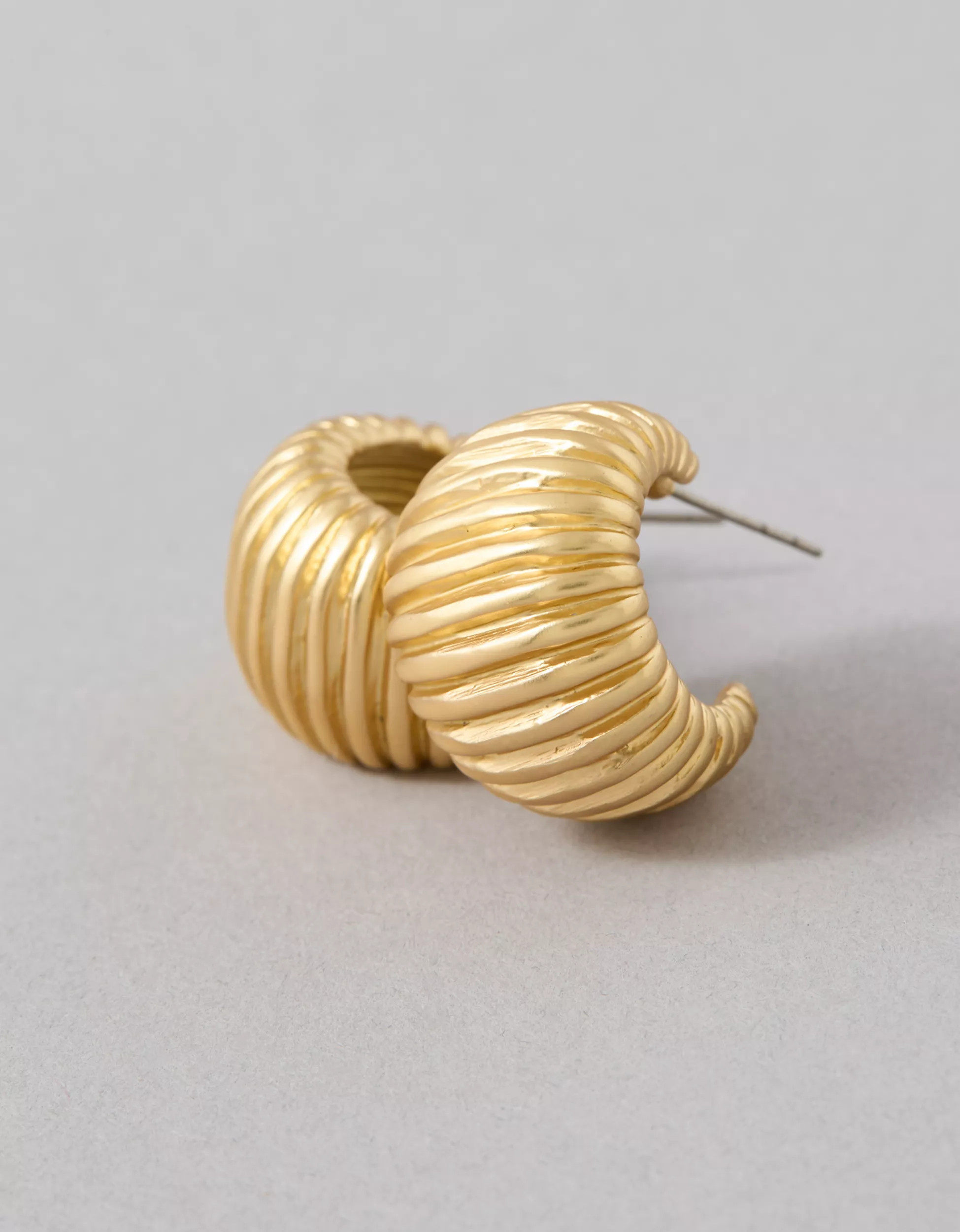 AEO Ribbed Wide Hoop Earrings | American Eagle Outfitters (US & CA)