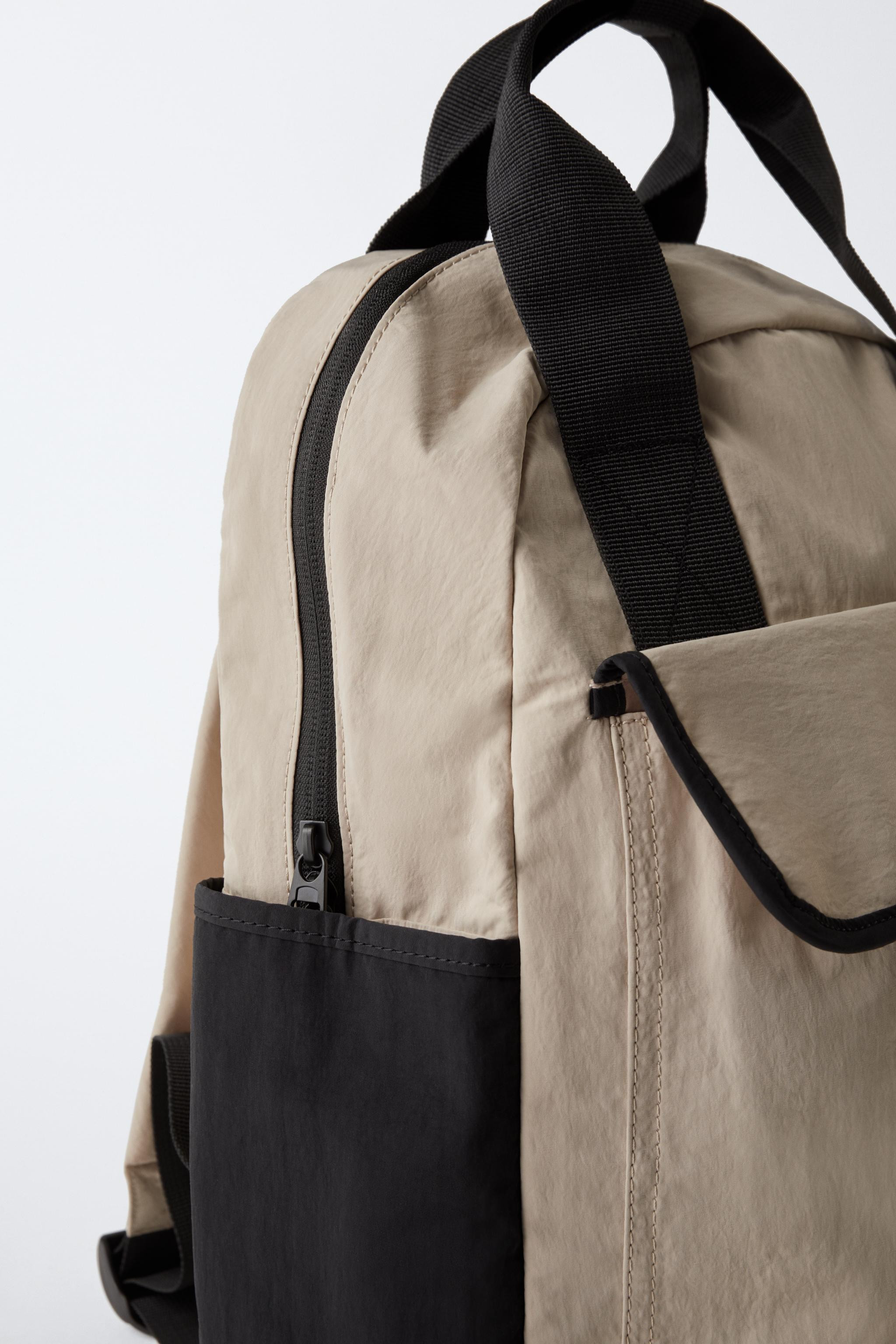 Basic backpack with contrast piping detail. Main compartment with zip closure. Inside, it has an ... | Zara UK