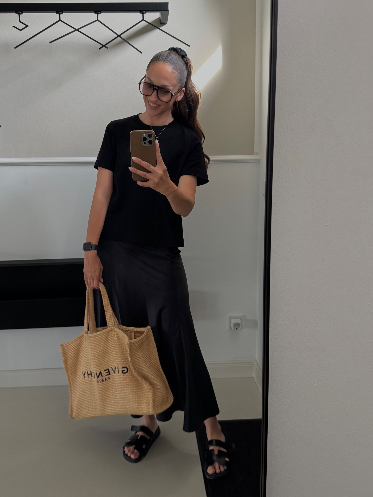 Schwarz auf Schwarz – lässig, clean & zeitlos. Satinrock trifft Oversized-Shirt, dazu Slides und die geflochtene Givenchy-Tasche als sommerliches Statement. Einfach, aber mit Stil. 🖤✨


#LTKdeutschland #LTKstyletip #LTKsummer