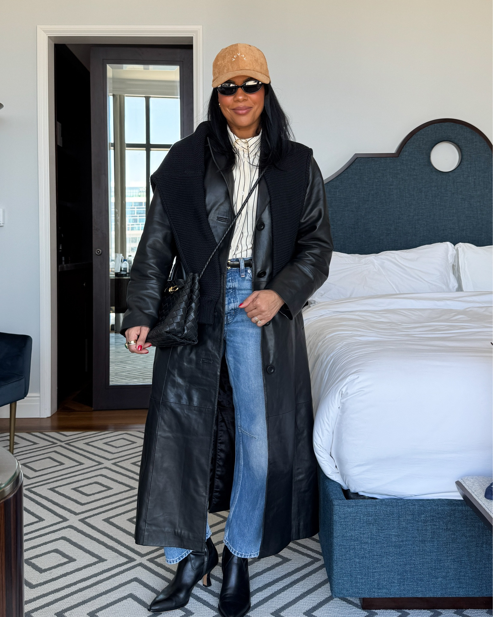 Travel day OOTD: Barrel jeans (always size up!), striped button up shirt, black booties, leather trench, corduroy hat, woven leather bag and sunglasses! What’s your fave travel outfit? 