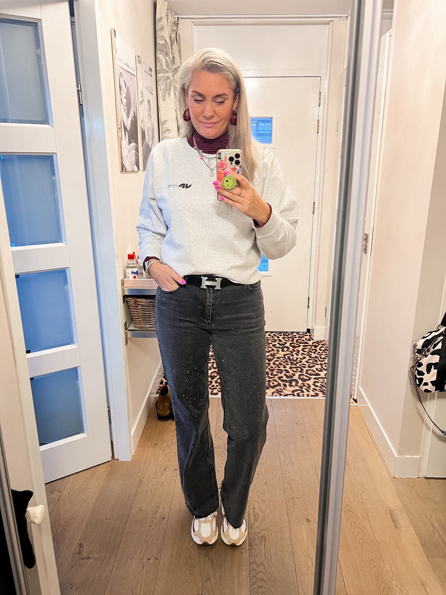 OOTD - Zondag. Vandaag werk ik op een beurs dus ‘uniform’ aan. Sweatshirt van werk over een cashmere ondershirt (tts) op een glitter jeans van So Lucky. 



#LTKeurope #LTKnederlands #LTKwinter