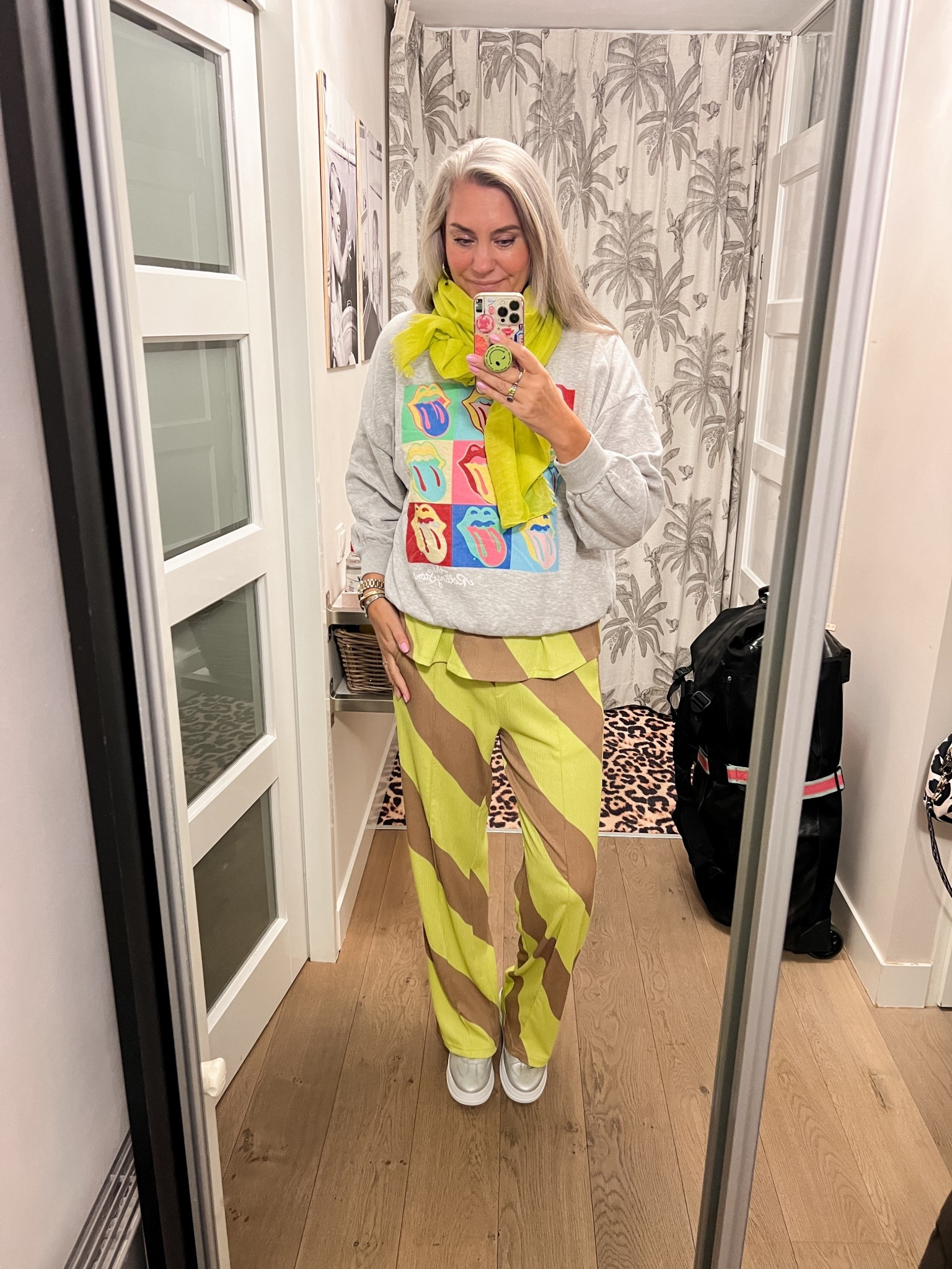 OOTD - Vrijdag. Beige met geel gestreept pak bestaande uit een blouse korte mouw en een lange broek (Norah), grijze Rolling Stones sweater (oud H&M), gele sjaal en zilverkleurige sneakers (Red Rag). 



#LTKtravel #LTKnederlands #LTKeurope