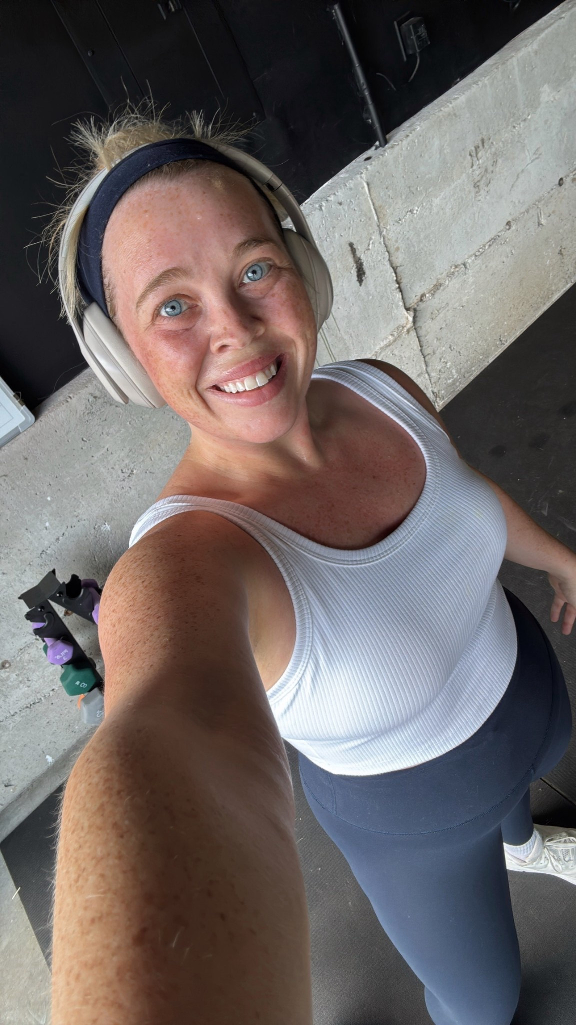 Today’s Midsize Gym Outfit 💙🤍

Wearing an XL top and Large leggings 💪🏻

Size 12 | Large | 5’4” 