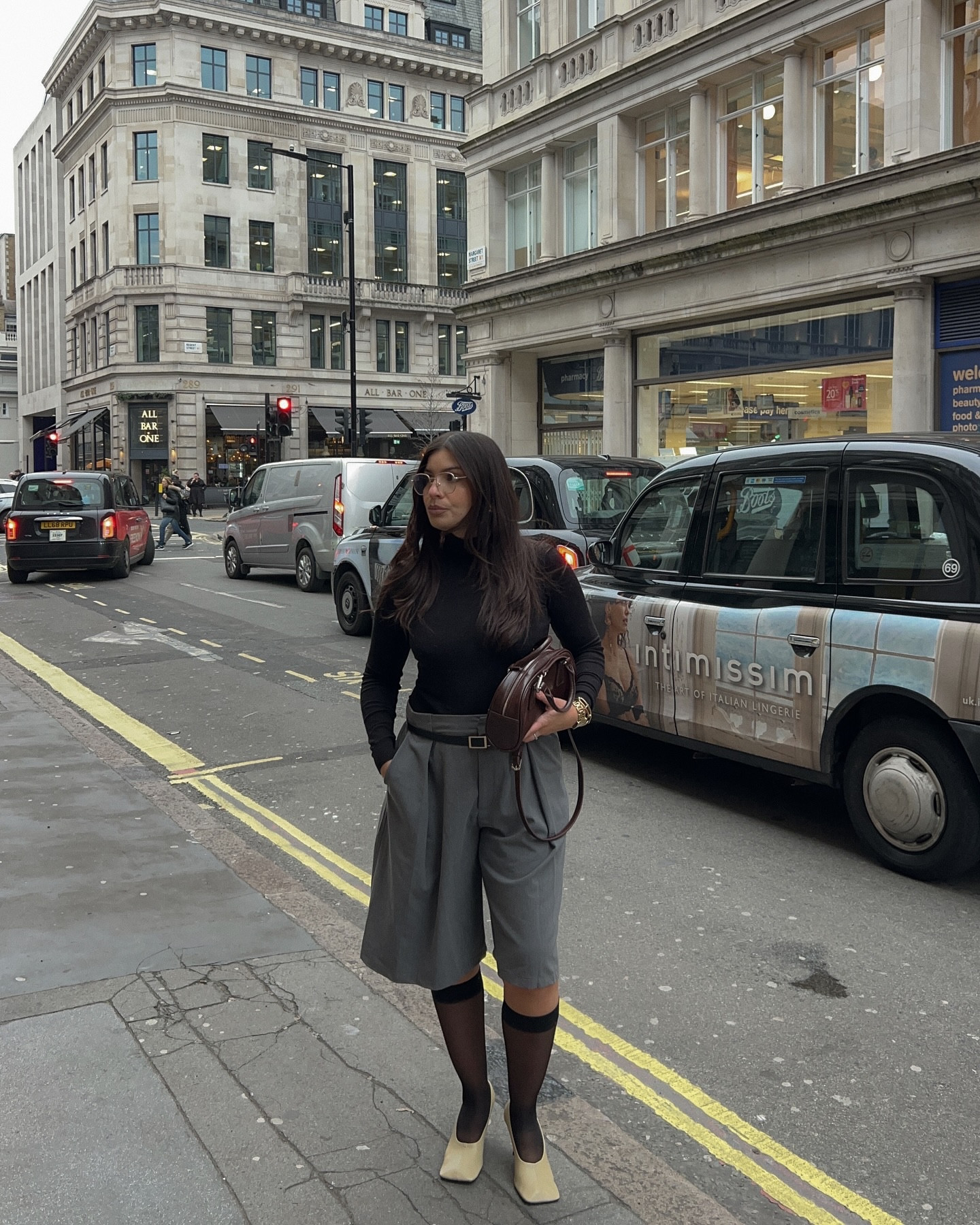 Pinch me I live in London 💛
Vous avez adoré ce look en story ! On valide les photos aussi ? 

Detail 
Col roulé @bershka 
Bermuda @pullandbear 
Ceinture @hm 
Mi bas @calzedonia 
Shoes @mango 
Sac @pullandbear 
Lunettes @lepetitlunetier 

#LondonStyle #InfluencerLife #LondonFashion #StreetStyleLondon #LondonVibes #ChicInTheCity #LondonInspo #FashionInfluencer #ExploreLondon #OpportunitiesInLondon #CityChic #LondresInStyle #LondonLook #LondonInfluencer #FashionOnTheMove