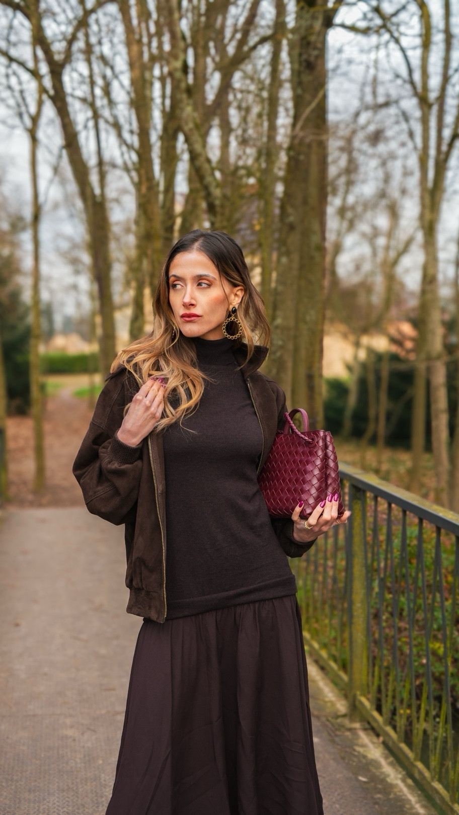 Stop wearing head-to-toe black.
Brown + burgundy = the cheat winter code.
Are you agree? 

#brownburgundy #burgundybag #brownoutfit