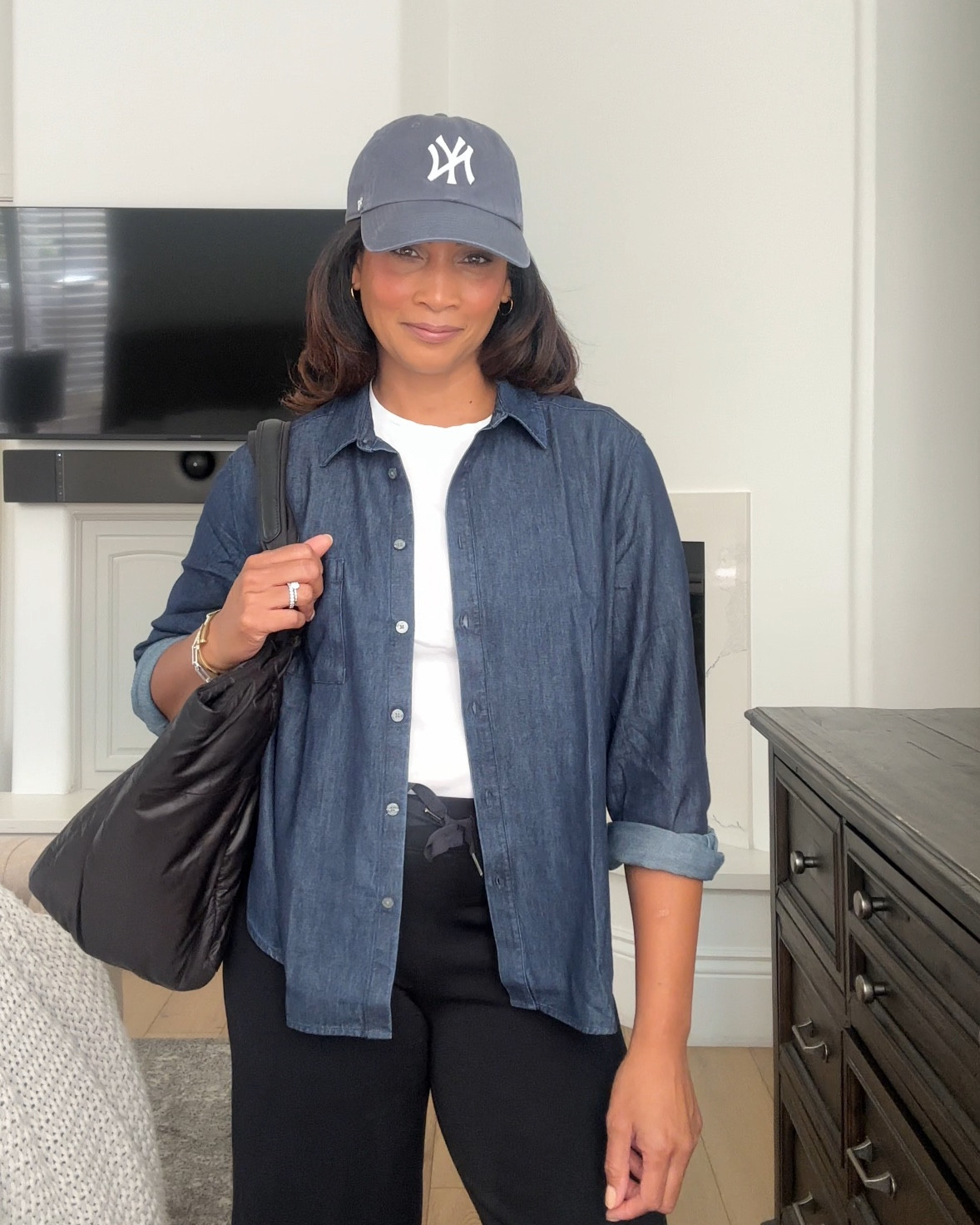 40% OFF this relaxed chambray denim shirt!! Perfect fall layers to transition into cooler temps!! Fit true to size.



#LTKSaleAlert #LTKStyleTip #LTKOver40