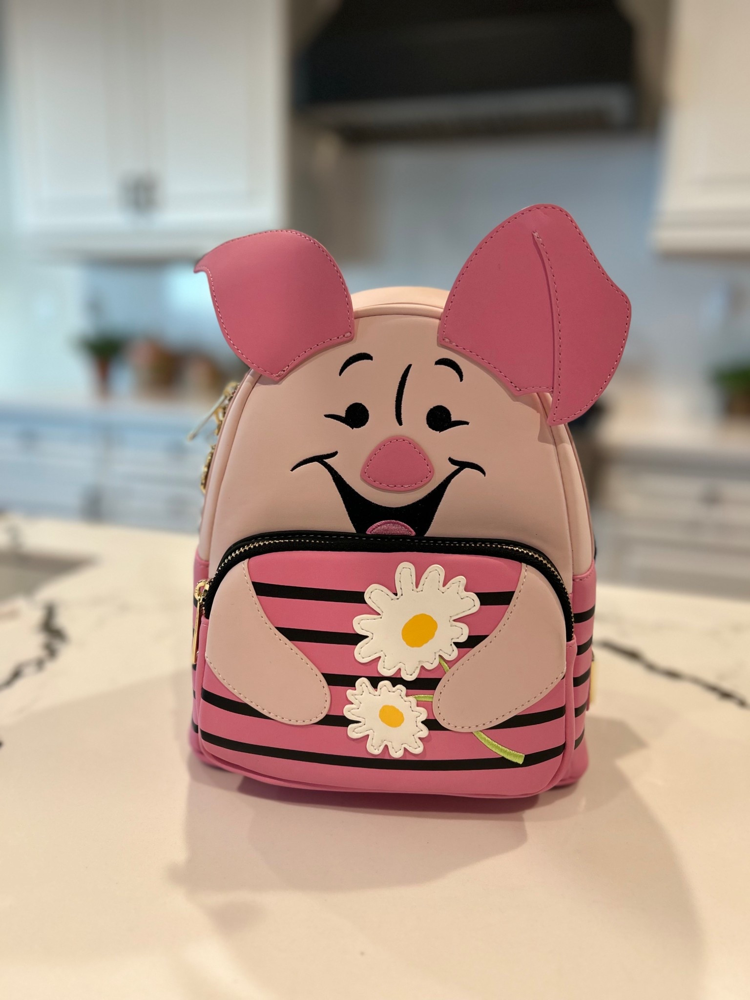 Oink oink but make it fashion 🐷💖

This Piglet Loungefly is bringing all the sweet, soft, storybook vibes with those rosy cheeks and daisy details 🌼✨ Small backpack, BIG main character energy.