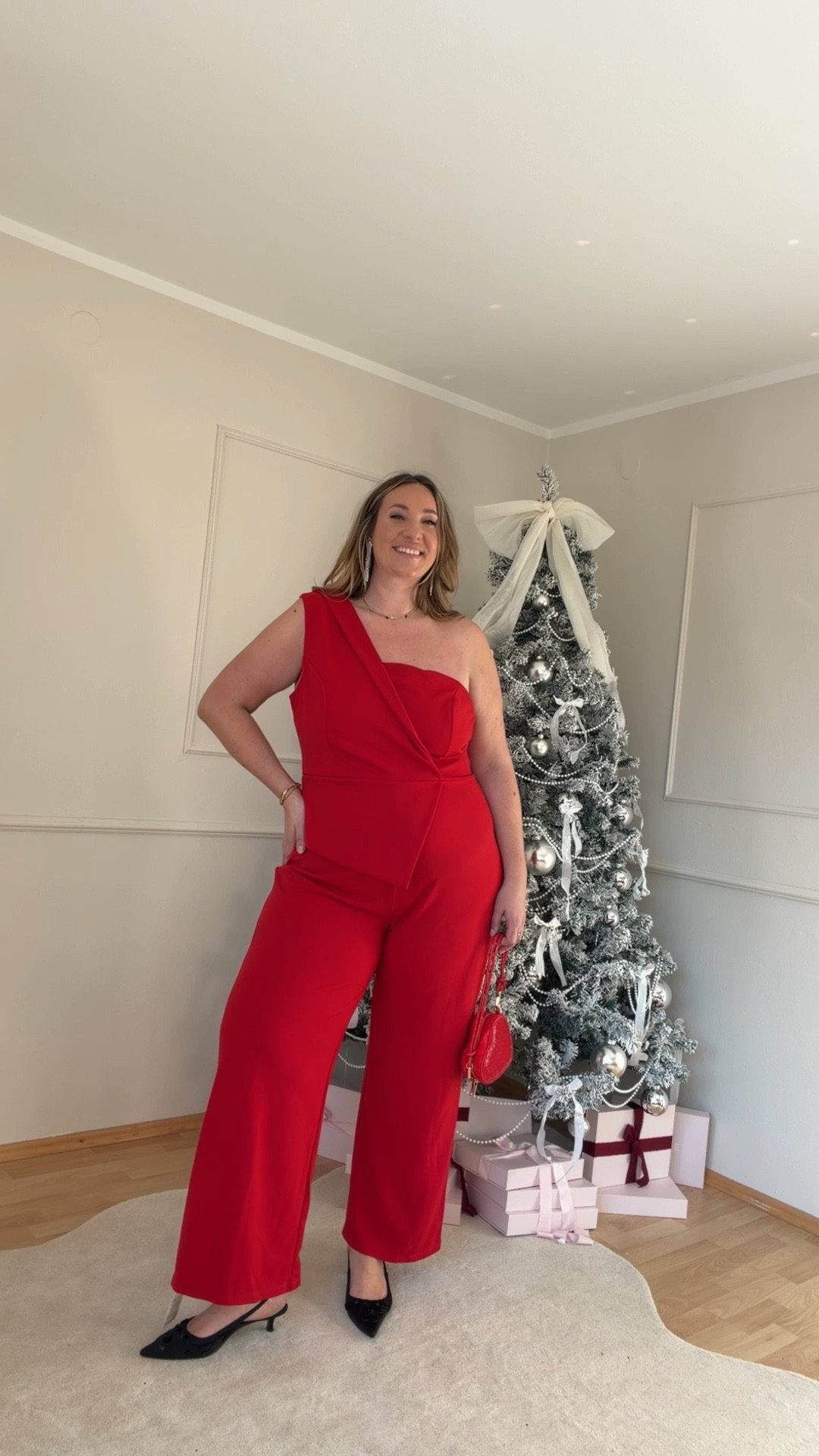 31 Days of Plus Size Fashion ✨
Heute ist Tag 11 von 31 – und wir sprechen über ein Thema, das viele von uns kennen.

Hast du auch früher gehört, dass dicke Menschen keinen Jumpsuit tragen dürfen?
Ich auf jeden Fall. Und genau deshalb habe ich heute drei richtig schöne Modelle rausgesucht, die zeigen:
➡️ Dieses „Verbot“ war schon immer völliger Quatsch.

Ich bin so gespannt, was ihr dazu sagt, denn ich finde alle drei einfach mega toll.
Also lass dich bloß nicht verunsichern: Auch dicke Menschen können Jumpsuits tragen – und zwar verdammt gut. 

#LTKfestive #LTKplussize #LTKdeutschland
