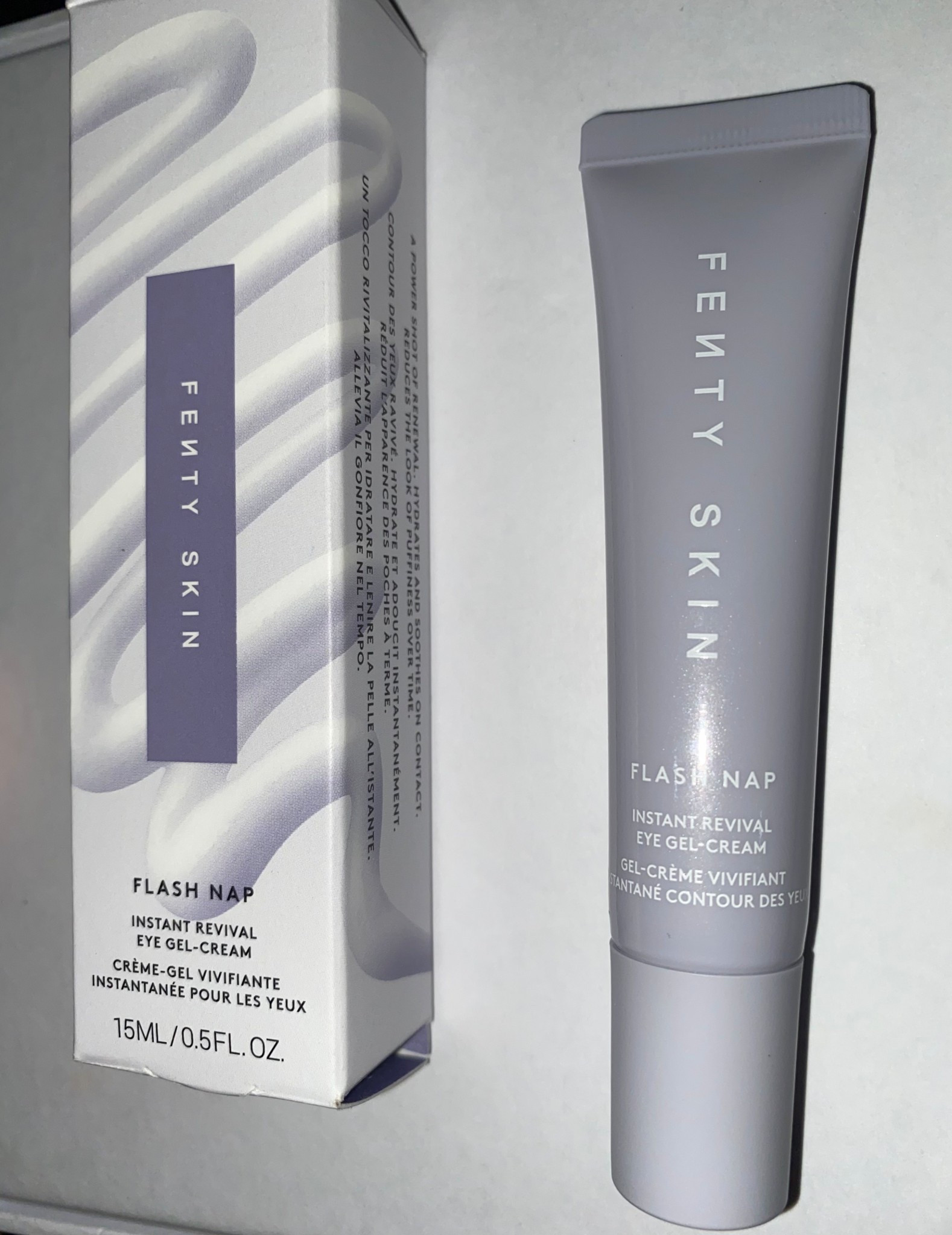 Hidratante de olhos Clean Beaut Fenty Skin! Não arde os olhos, não tem fragrância e corantes. Perfeito para olhos sensíveis. Com chá verde, castanha da índia, árvore da seda persa e ácido hialurônico. Fica incrível para usar antes da maquiagem 

#LTKbrasil #LTKbeleza #LTKlookdetrabalho