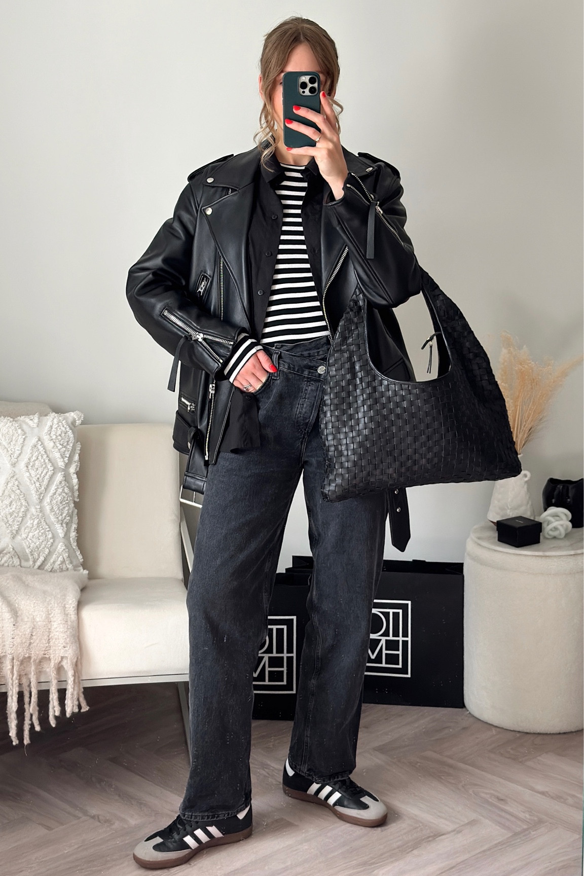 Comfy casual outfit

Baggy jeans
Stripe top
Leather jacket
Adidas samba

#LTKeurope #LTKshoecrush