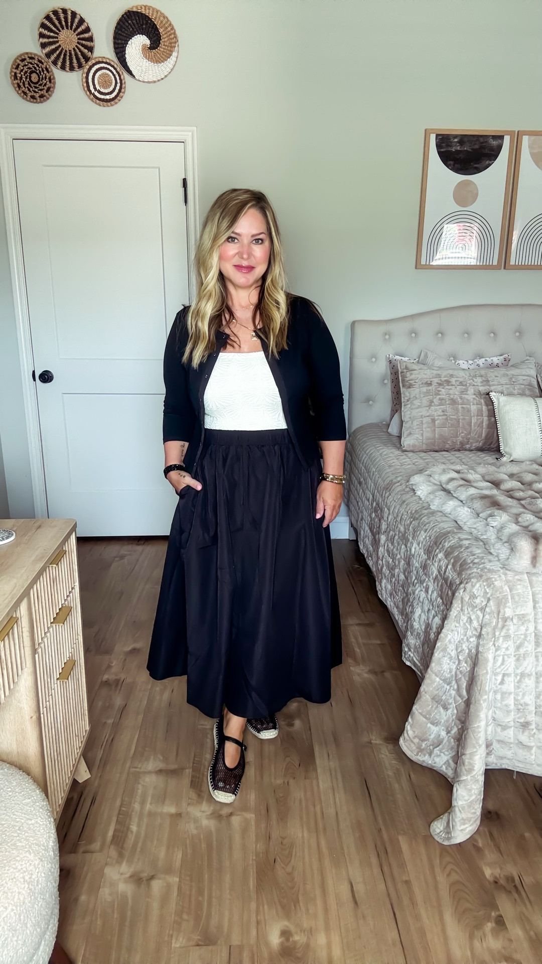 Size large in everything. Shoes are tts 