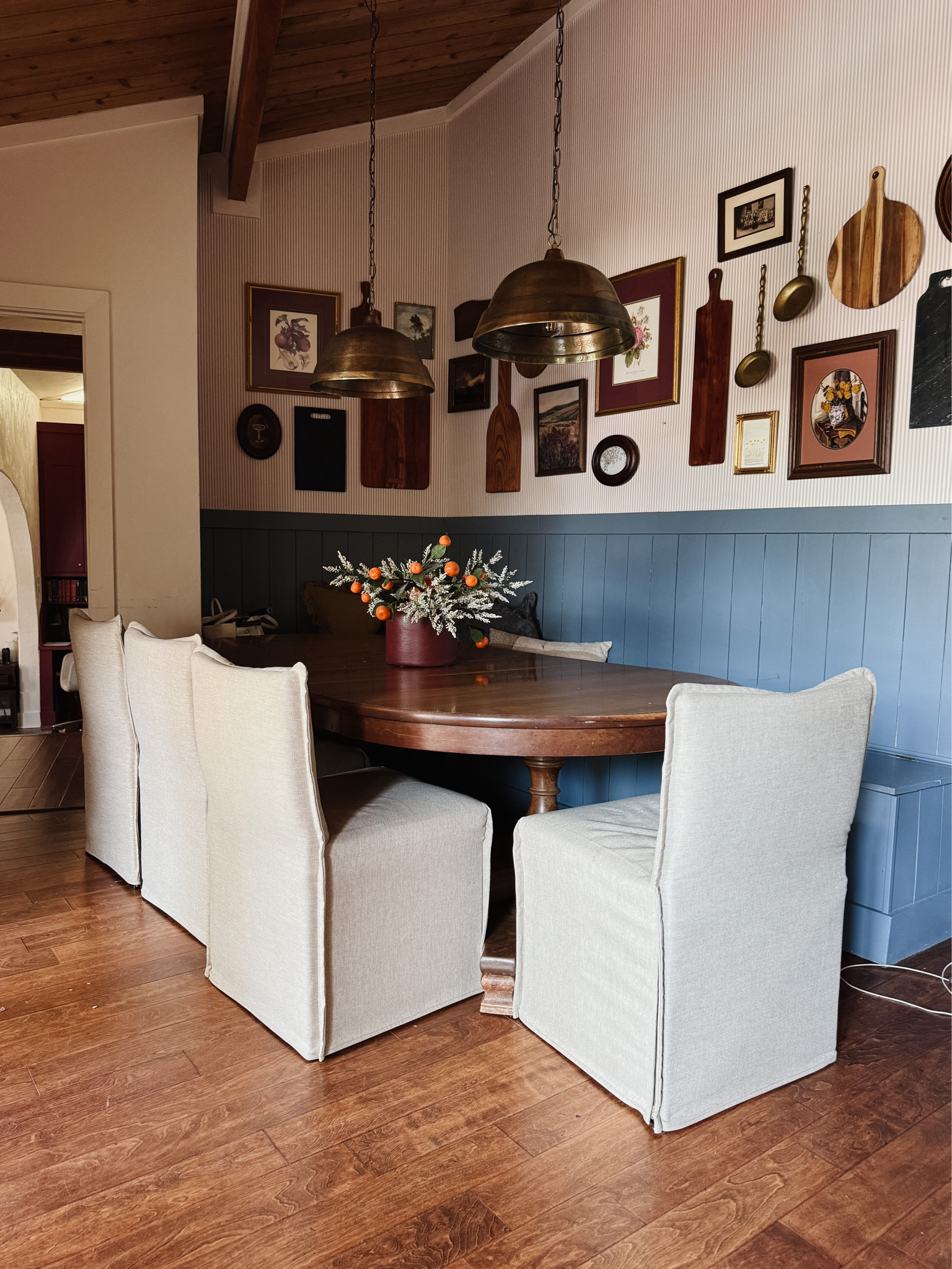 ✨ Cozy dining nook goals! ✨ This round pedestal dining table pairs perfectly with neutral slipcovered dining chairs for a timeless, family-friendly look. I love how the brass dome pendant lights add warmth and balance out the mix of farmhouse wall decor and an eclectic gallery wall.

If you’re searching for modern farmhouse dining room inspo, this space blends rustic charm with a neutral home decor palette that feels both inviting and practical. Perfect for family dinners, morning coffee, or holiday hosting. 🍽️

🪑 Shop similar:

Slipcovered dining chairs

Round wood pedestal table

Brass pendant lighting

Cutting board wall decor

Cozy neutral accents

#DiningRoomInspo #FarmhouseDining #LTKHome #NeutralHomeDecor #DiningNookGoals #FarmhouseStyle #RoundDiningTable #CozyHomeVibes