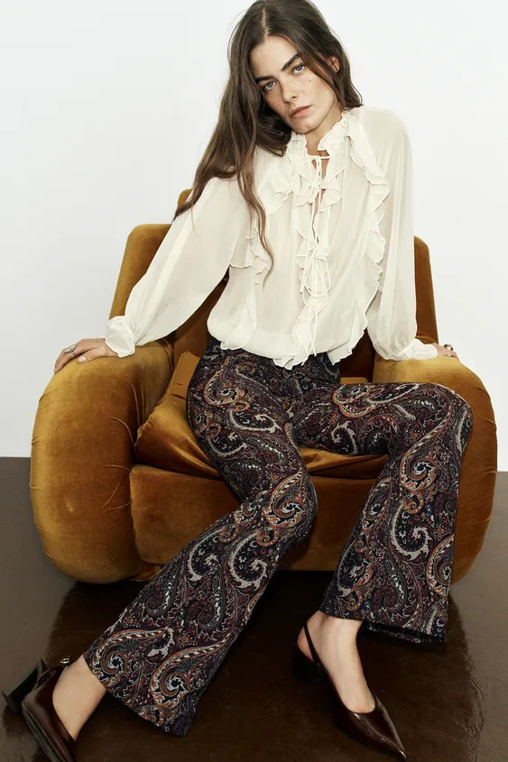 Model height: 178 cmMid-waist trousers with an elastic waistband. Featuring a jacquard print desi... | Zara DE