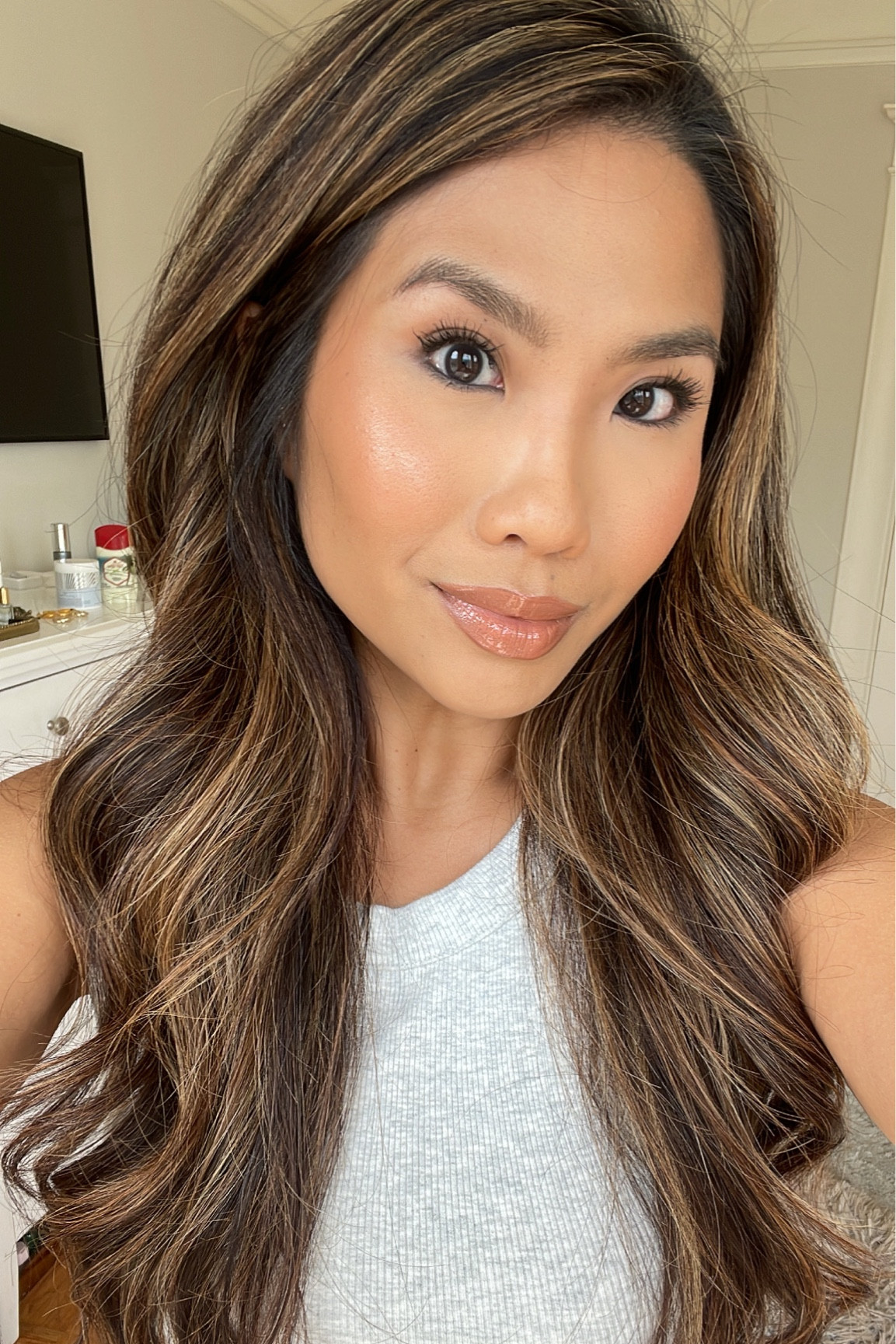 cc cream - medium tan
Cream bronzer - medium bronze
Powder bronzer - Radiant Bronze Light 
Blush - She’s so LA
highlighter - flaunt
Liner - nothing but nude
Lipstick - Brunch date 
Lipgloss - sweet mouth
