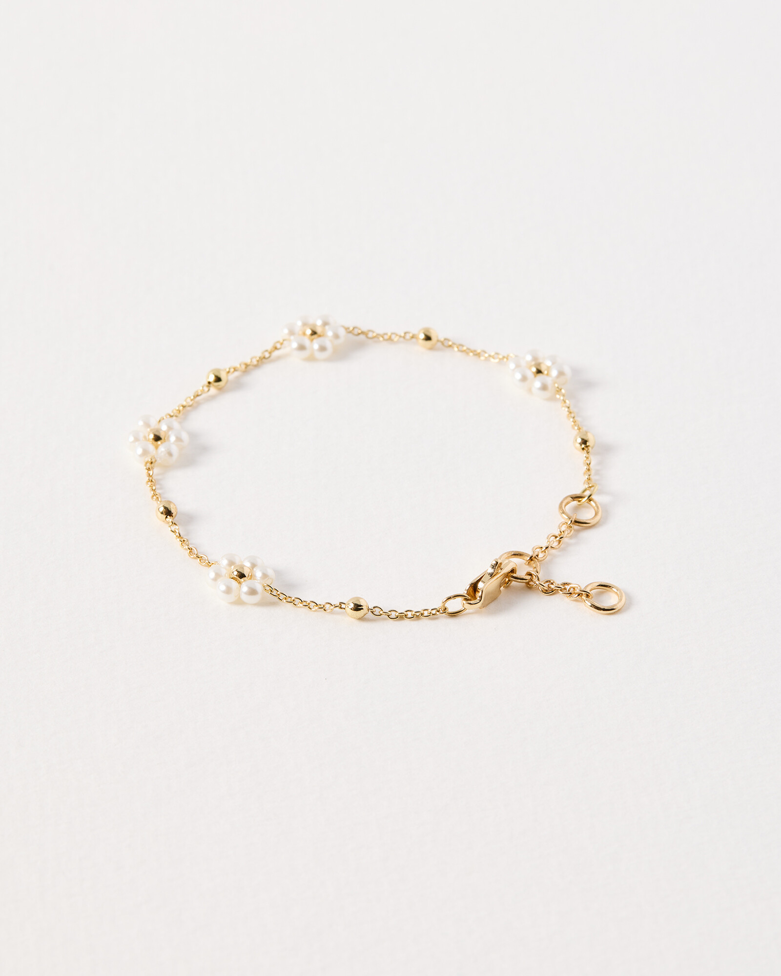 Rosaria Faux Pearl Flower Gold Chain Bracelet | Oliver Bonas | Oliver Bonas (Global)