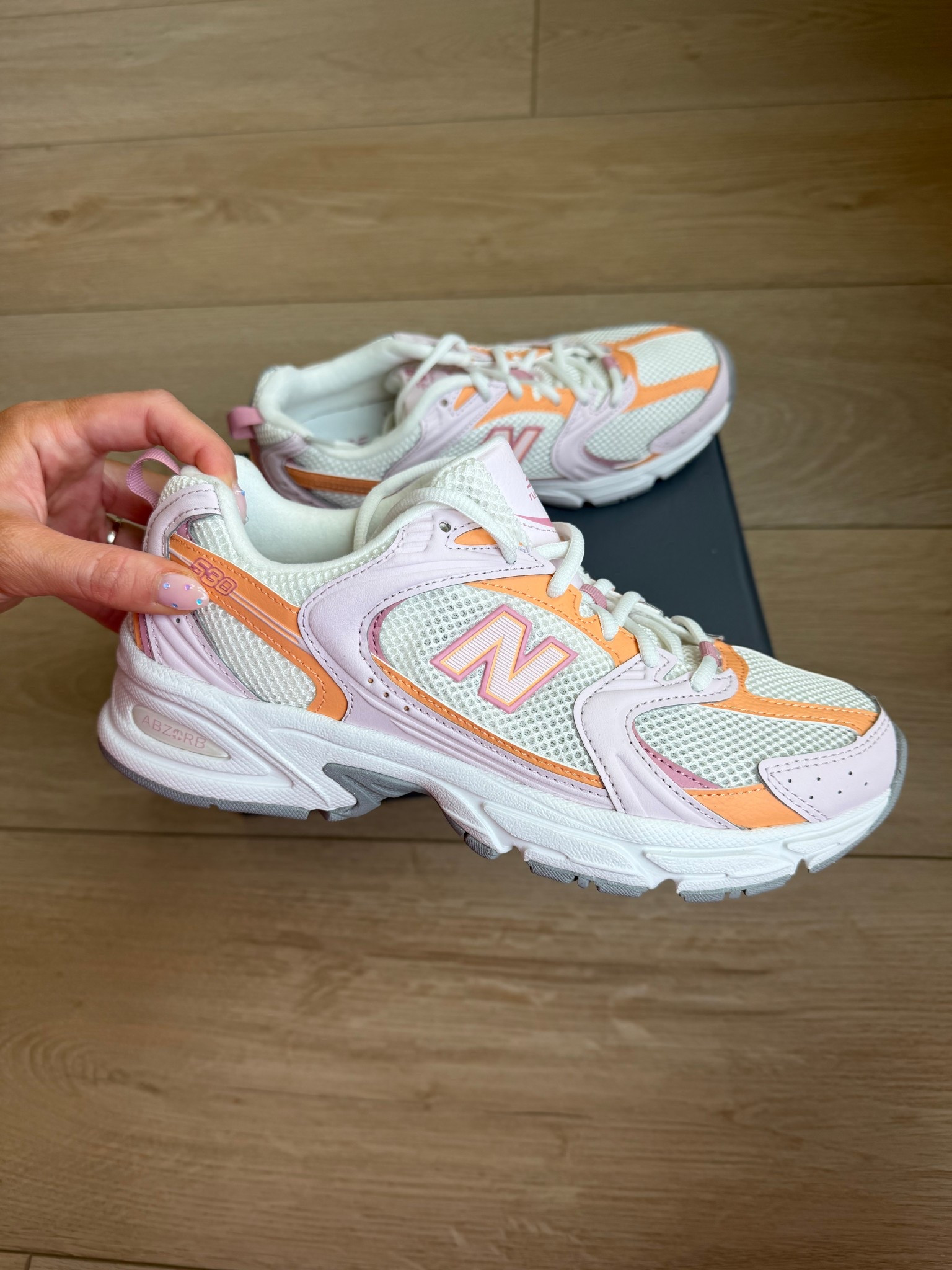 Women’s new balance sneakers 🩷🧡

