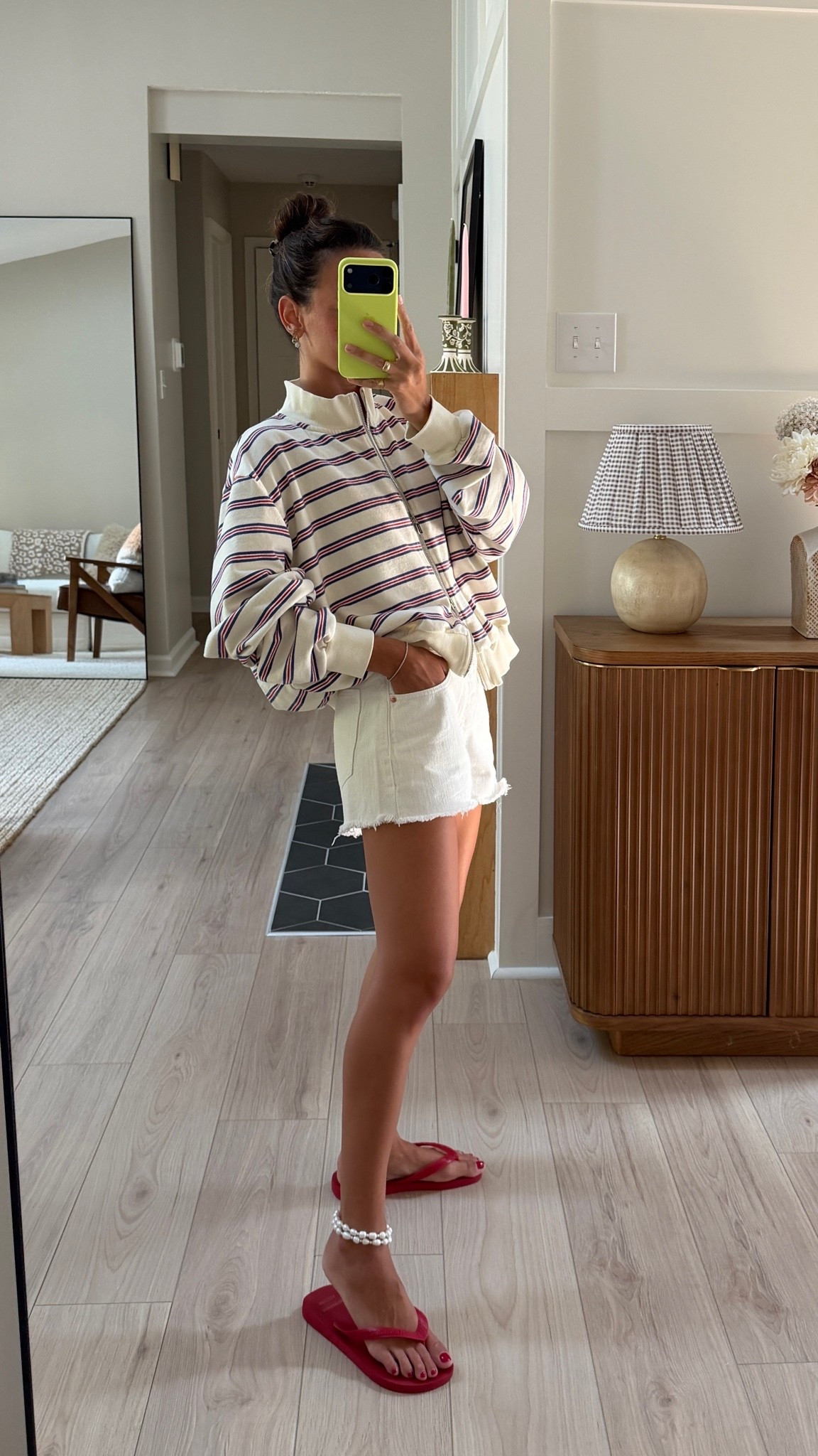 S/m sweatshirt, 24 shorts!