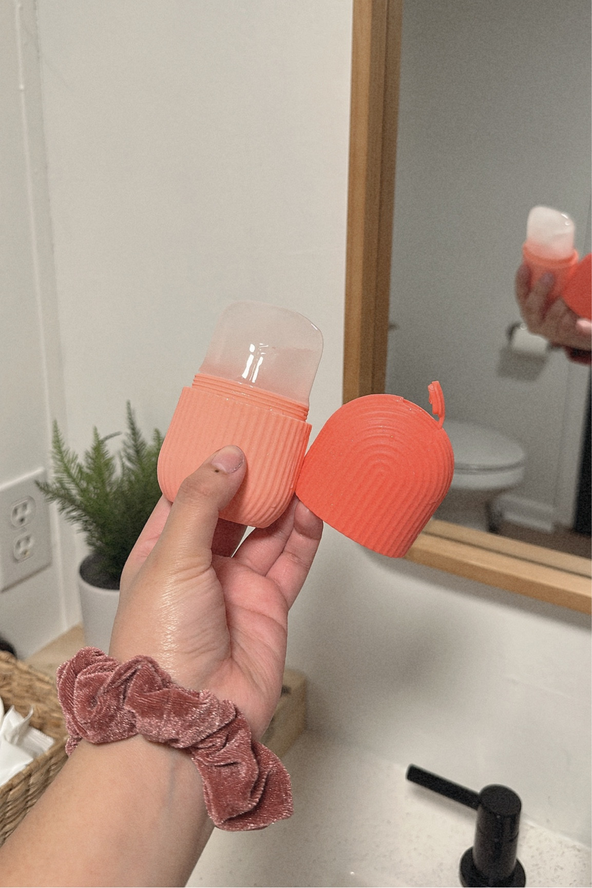 ICING YOUR FACE HAS LEAD TO: 
• reducing inflammation 
• reducing redness 
• reducing puffiness 
• better blood flow 
• pore reduced in size 

#LTKU #LTKfindsunder100 #LTKsalealert