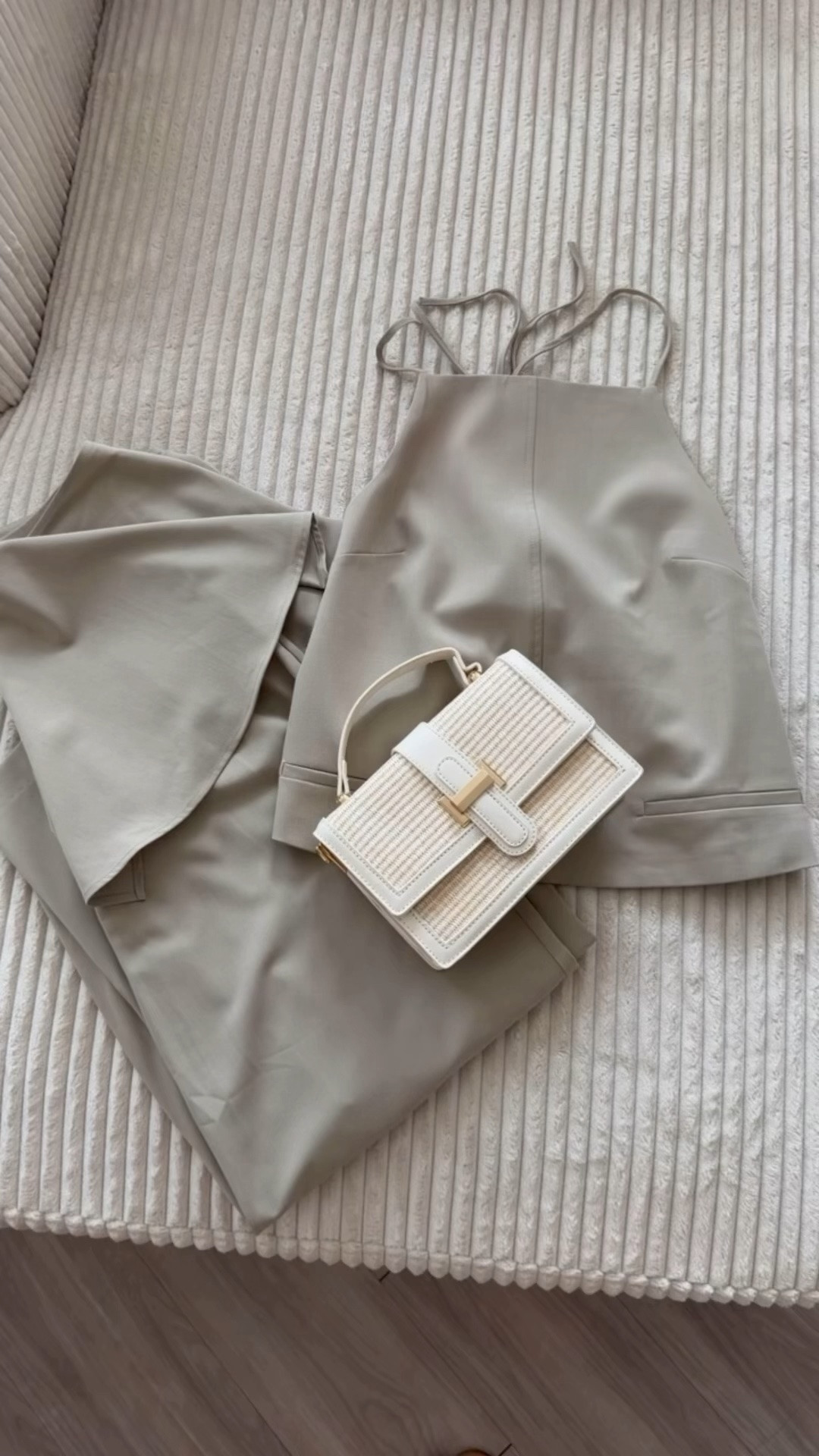 Minimalist style 
Skirt pants 
White straw bag 
Monochromatic style