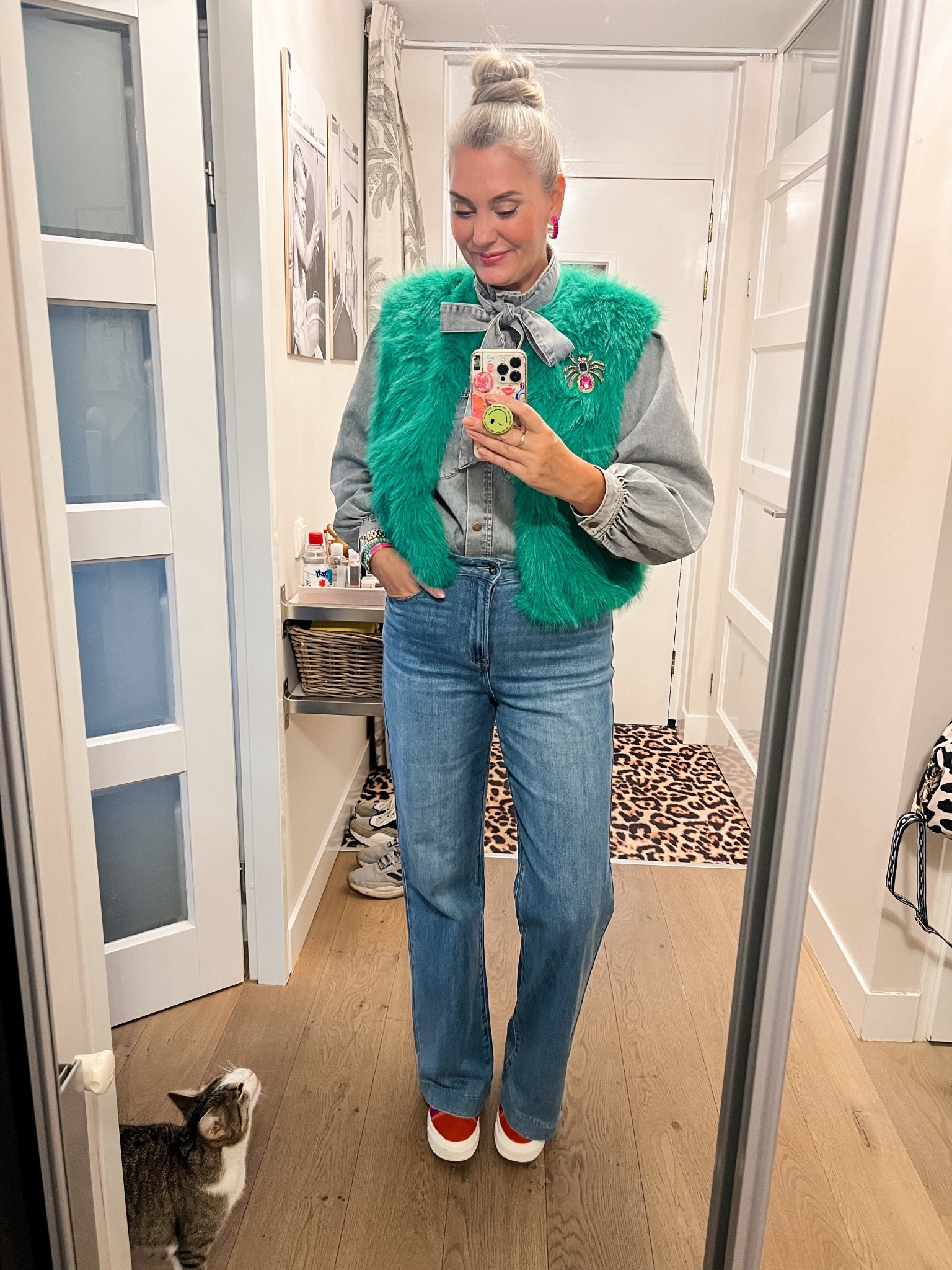 OOTD - Woensdag. Volledige outfit is van Norah (actuele collectie).

Groene faux fur bodywarmer maat 38/40. 
Denim blouse met strikdetail en ballonmouwen maat 44 (had kleiner gekund)
Jeans model Whitney in maat 40 in 34” lengte

Spin broche en Vans sneakers. 



#LTKstyletip #LTKeurope #LTKnederlands