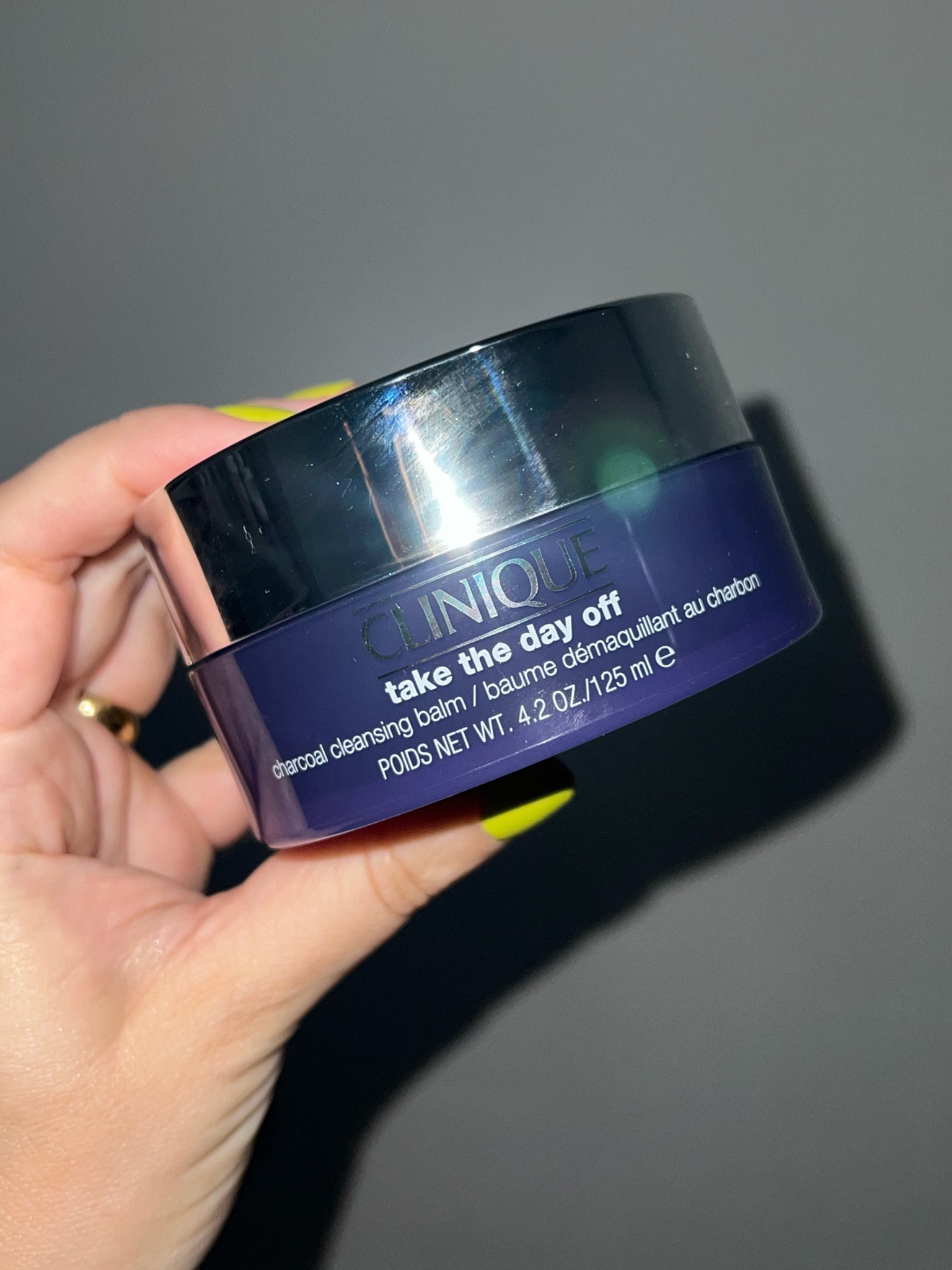 O alívio que da tirar toda a make de uma vez com esse balm! Eu ainda preciso tirar o restinho de máscara de cílios com uma água micelar, mas ele derrete muito bem toda a make e deixa a pele macia 🩵 #LTKConBR2023

#LTKbrasil #LTKbeauty #LTKFind