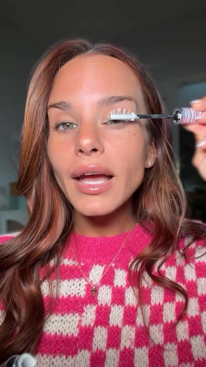 Wait… a lash primer that actually makes a difference? 👀

The Tarte Tartelette Tubing Lash Primer helps boost length, separation, and hold so your mascara goes on smoother and looks fuller.

Comment “PRIMER” and I’ll DM you the shop link. 💌

It grips each lash, reduces clumping, and helps your mascara stay lifted longer. The difference shows once you layer your mascara on top.

#taylorbecker #taybeckerbeauty #charlestonsc #lashprimer #longlashes @tartecosmetics