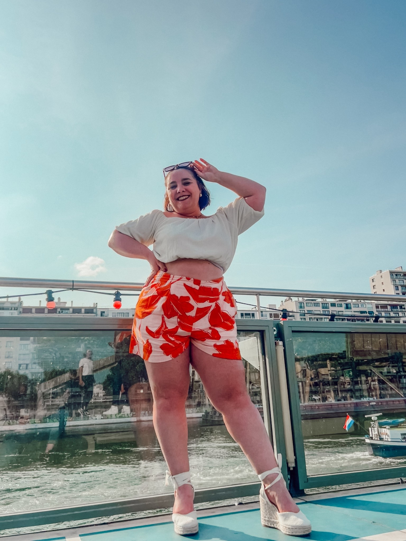 Quand le soleil tape et que Paris se transforme en mini Côte d’Azur… je sors le combo gagnant : short fleuri + espadrilles à plateforme + top fluide !

💥 Ce short taille haute aux motifs rouges est un vrai coup de cœur : flatteur, coloré et hyper confortable (en 44 mais un peu grand, le 42 aurait mieux convenu)
👚 Le top crème légèrement cropped équilibre la silhouette et apporte une touche de douceur (en L)
👡 Et ces espadrilles… elles donnent tout de suite un côté chic sans sacrifier le confort !

#LTKmidsize #LTKcurves #LTKsummer