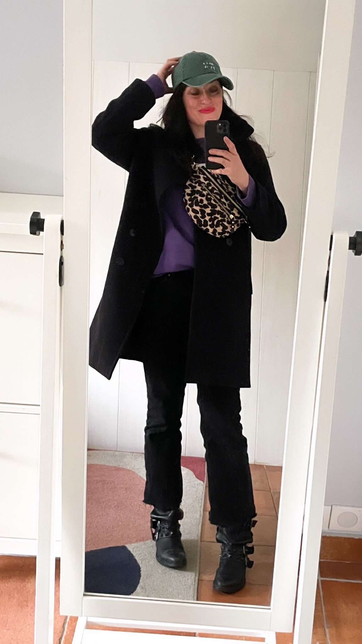 . Caban bleu marine #pablo (en lien + similaire)
. Sweat-shirt violet "Montana" #newlook (similaire, en lien)
. Jean flare crop noir "Sienna" #mango (en lien)
. Biker boots #zara (similaires, en lien) 
. Sac banane léopard #petitemendigote (en lien)
. Casquette de baseball en denim vert "Moss park" #hm (en lien)
. Rouge à lèvres semi-mat "Defiant coral" #esteelauder (en lien)

#LTKmidsize #LTKfrance #LTKwinter