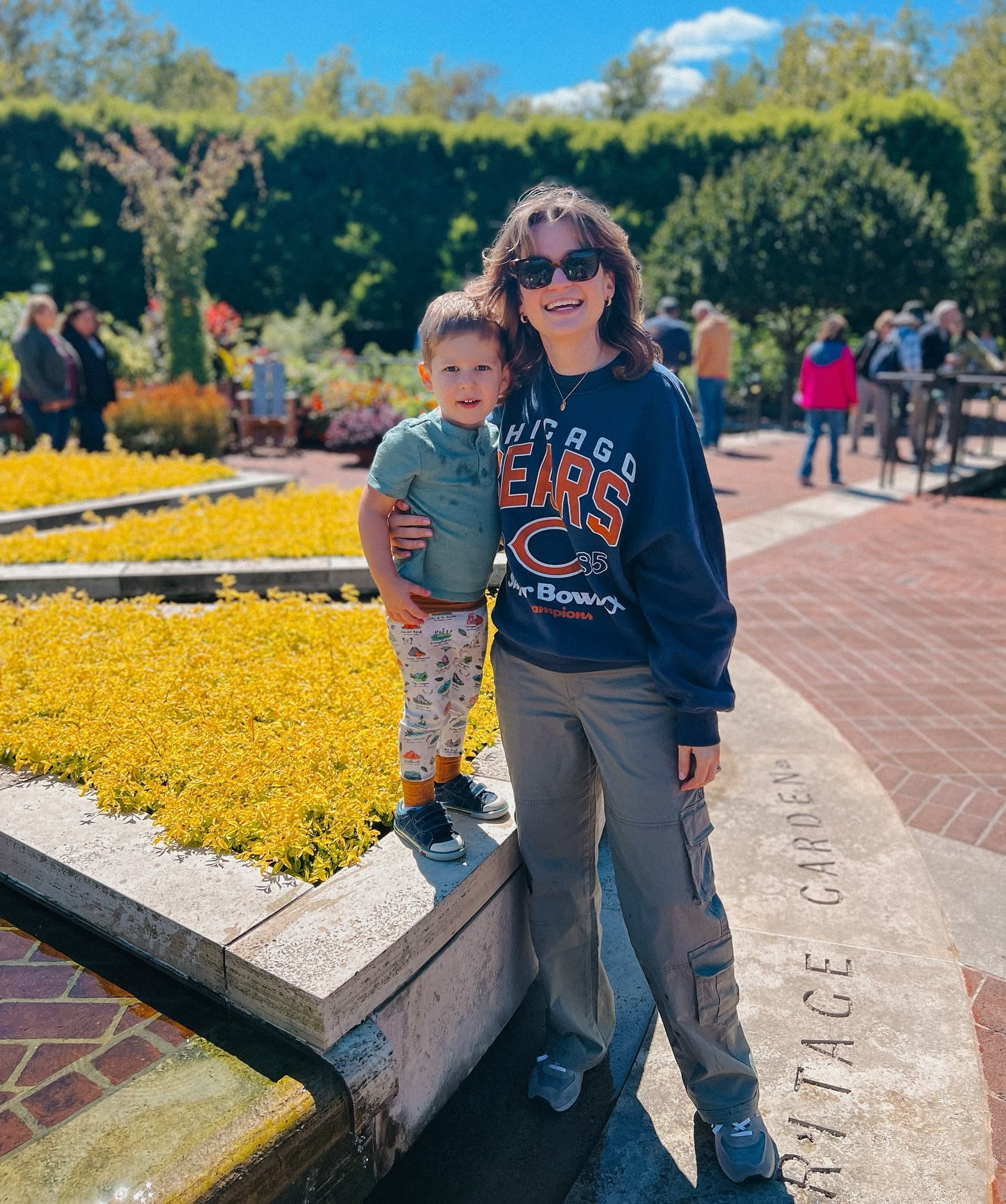 enjoying the sunshine and lots of trains this weekend, feeling grateful 🫶🏼
on Friday afternoon, I got into a pretty crazy car accident but both baby and I checked out okay at the ER. I can’t believe how fast life can change and I’m so glad things weren’t worse 🙏🏼 though I will use this to nudge you, dear reader, to buy a dash cam (I linked one we like in my stories & highlight)! for peace of mind and for cases where liability isn’t clear!! 📷 
#chicagobotanicgarden @abercrombie #AbercrombiePartner #FitCheck