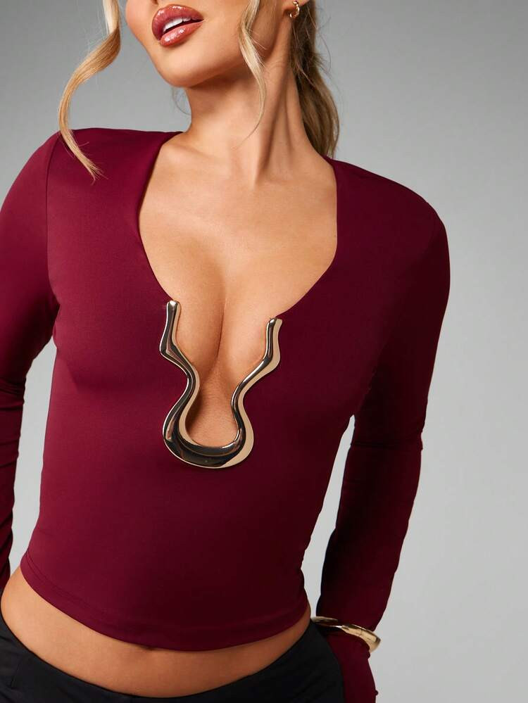 MISSGUIDED Stylish Plunging Neck Crop Top With Gold Metal Accent Evening Party Cocktail Club Holiday Night Out Glamour Chic Long Sleeve Form Fitting Winter Fashion Statement Christmas | SHEIN