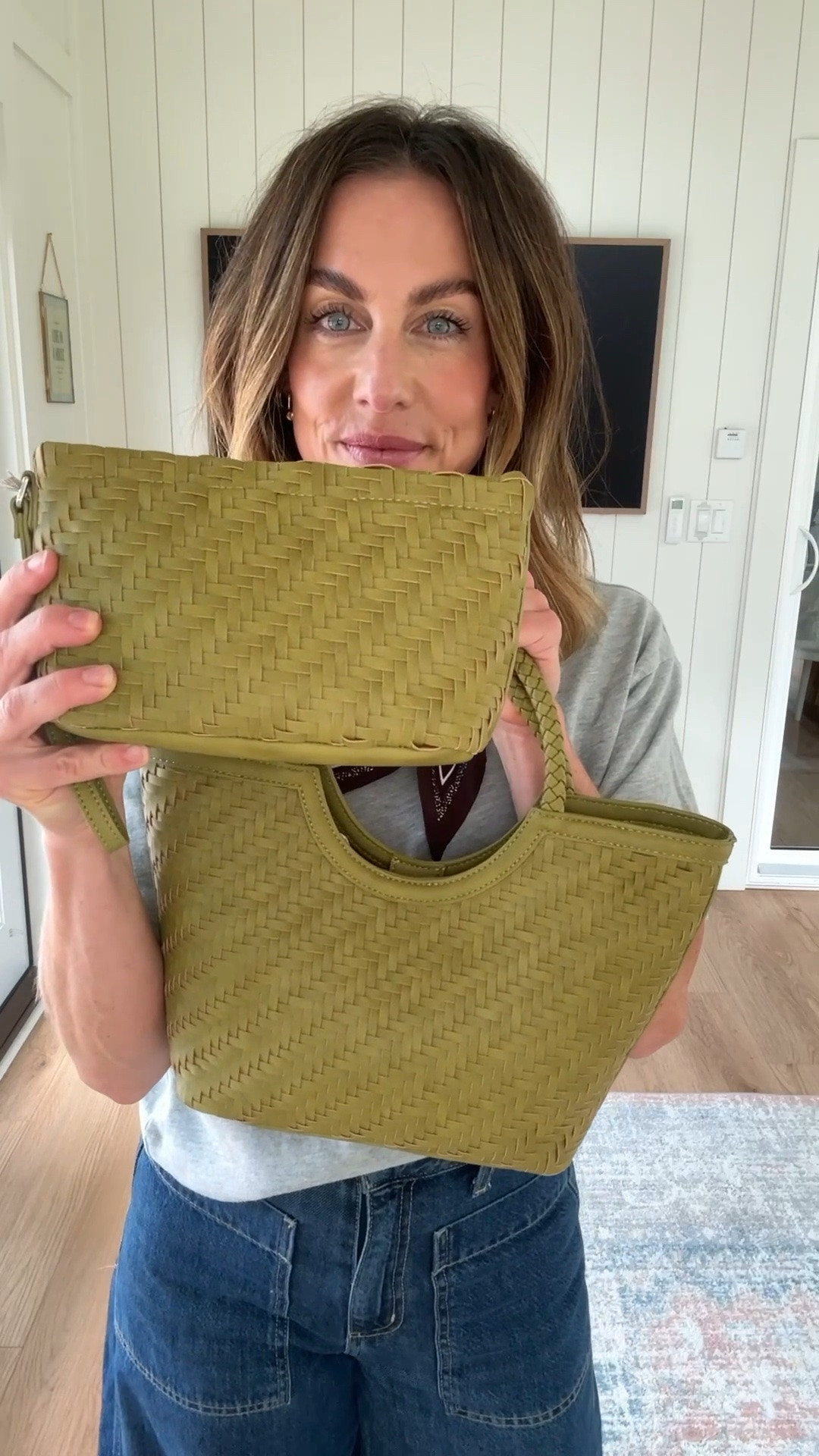 Chartreuse is very on tend! Add it to your wardrobe in an affordable bag. 🩷