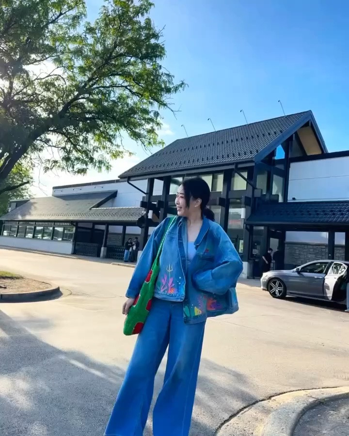 Let's post some of my ootd style pictures, while we’re waiting to pick up my husband from the airport.😂

I love my son, we’ve been on so many adventures together. 🌈🫪 

Sometimes I feel like my most real and heartfelt content actually happens when I’m not filming at all.

#ootd #styleoftheday #familytime #chicago #contentcreater