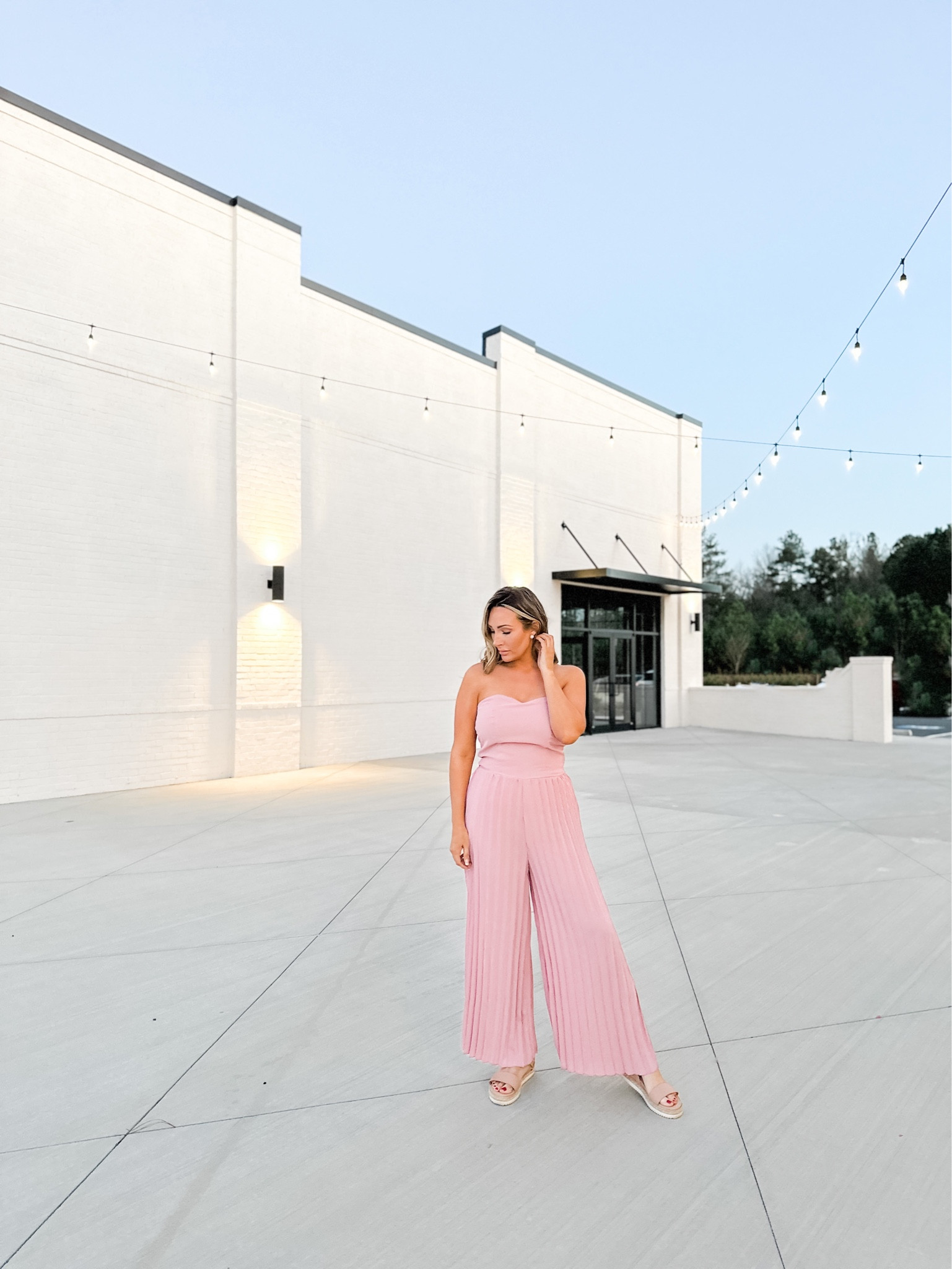 amazon jumpsuit 💗 


I can’t get over the quality of this . It feels very high-end & would be so cute for a baby shower, date, or wedding. 

For reference || I’m 5’7 & 150 lbs || I ordered in a large but probably could have sized down 

#amazonaffiliate #amazoninfluencer #amazoninfluencerprogram #amazonspringfashion #amazonweddingguestdress #amazonfashion #amazonfashionfinds #amazonmusthaves #amazonwardrobe #amazontryon #amazontryonhaul #amazonreels #founditonamazon #founditonamazonfashion #size10fashion #size10style #pearshapedfashion #appleshapedfashion #midsizefashion #midsizestyle

#LTKsalealert #LTKSale #LTKfit