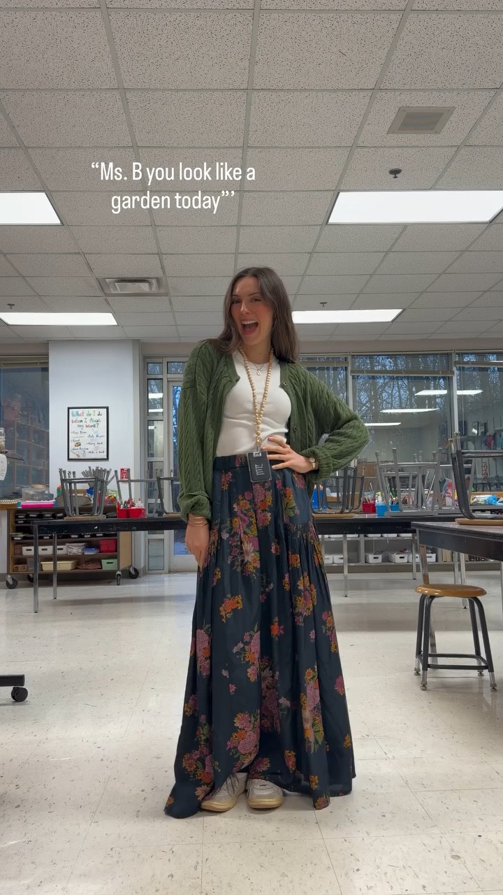 Yesterday’s outfit!! While my students occasionally roast my outfits, they also give me the best compliments💗💐🎨 
•
•
•
#artteacher #springoutfit #teacheroutfit #artteacheroutfit #ootd
