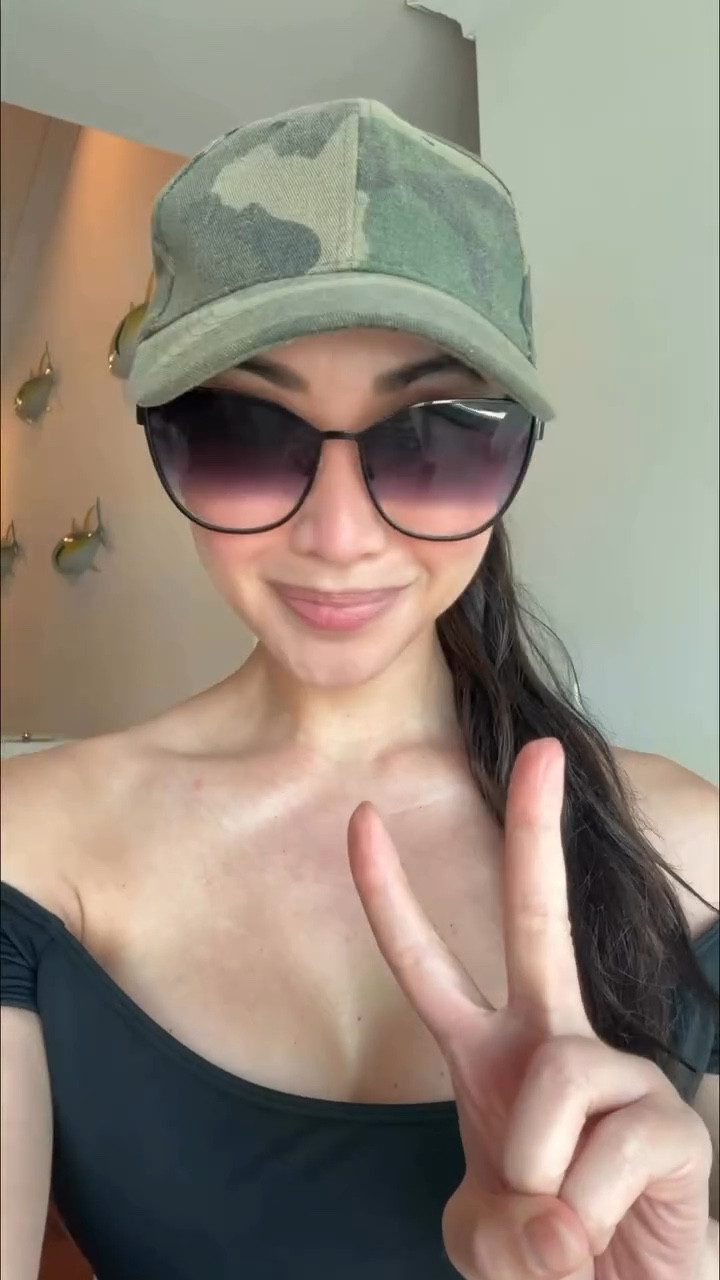 Easy beach makeup tutorial using sunscreen makeup from @colorescience ☀️🌊🐠🏖️🐚

Wouldn’t you want a makeup routine that was this easy and protects your skin? Follow @luxeworthliving for more anti-aging skincare/makeup! 

#makeup #beachmakeup #grwm #makeuproutine #blush #sunscreen #skincare #makeuptutorial #naturalmakeup #antiaging #summermakeup #summer