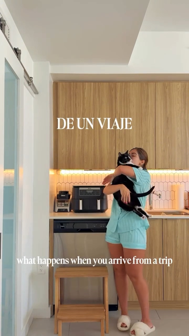 Welcome to #InBetweenFlights because life at home is equally as beautiful as the one traveling. 

A ustedes también les pasa esto o soy la unica loca?