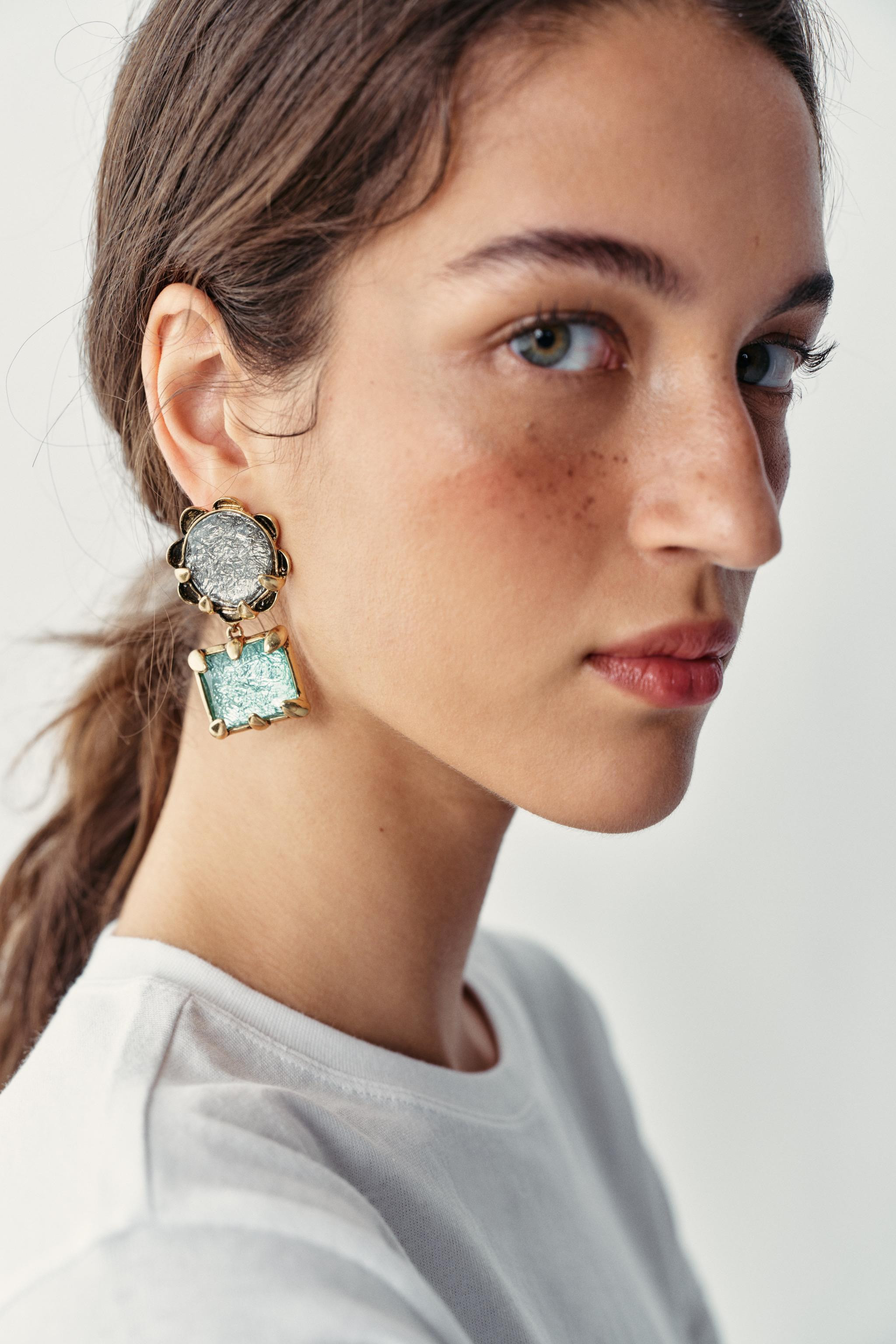 Metal drop earrings featuring a bezel-set colored resin stone. Butterfly back closure. | Zara US