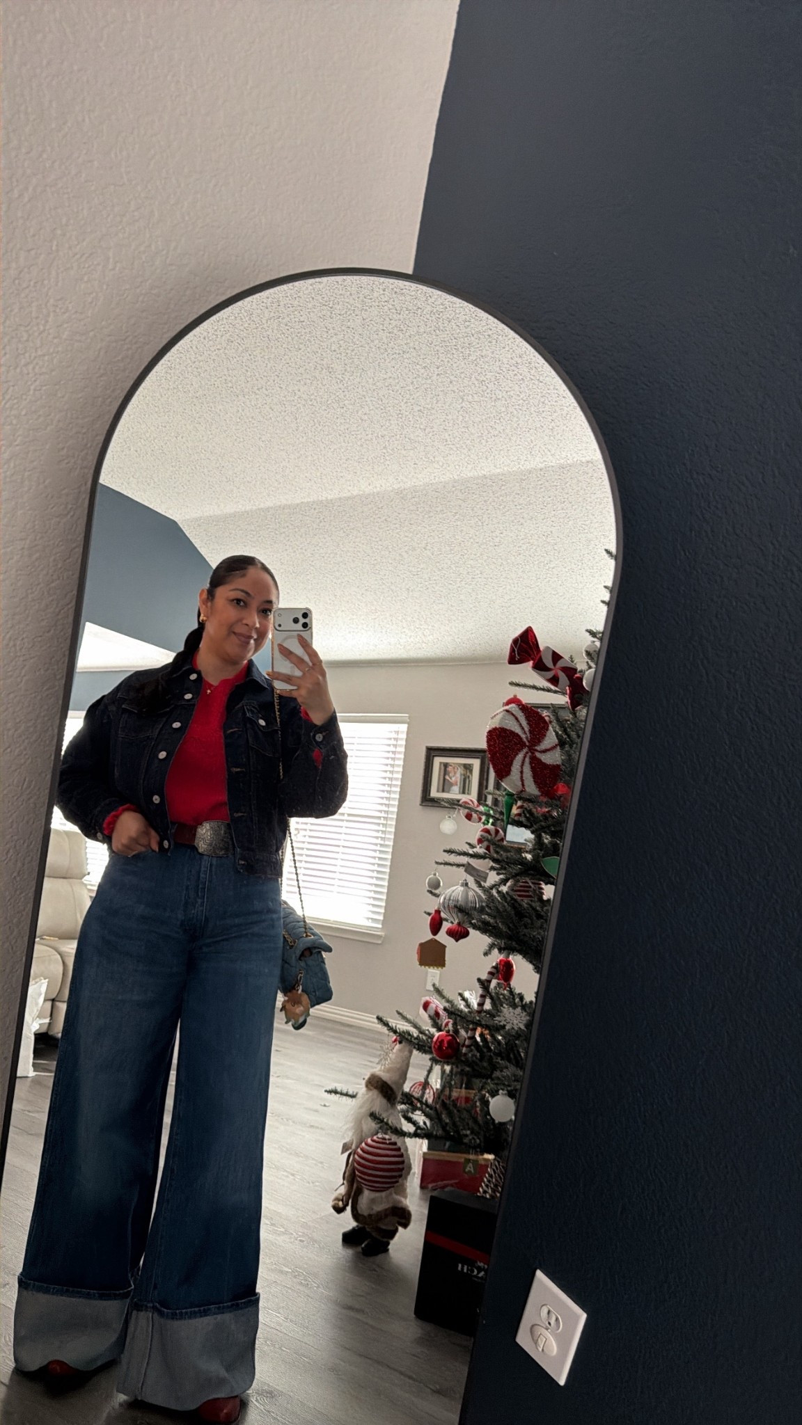 Denim sobre denim + botas rojas ❤️👢
Un look cómodo con un pop de color que levanta todo el outfit 
Todo está linkeado aquí 🔗 

#LTKValentine #LTKgrwm #LTKootd
