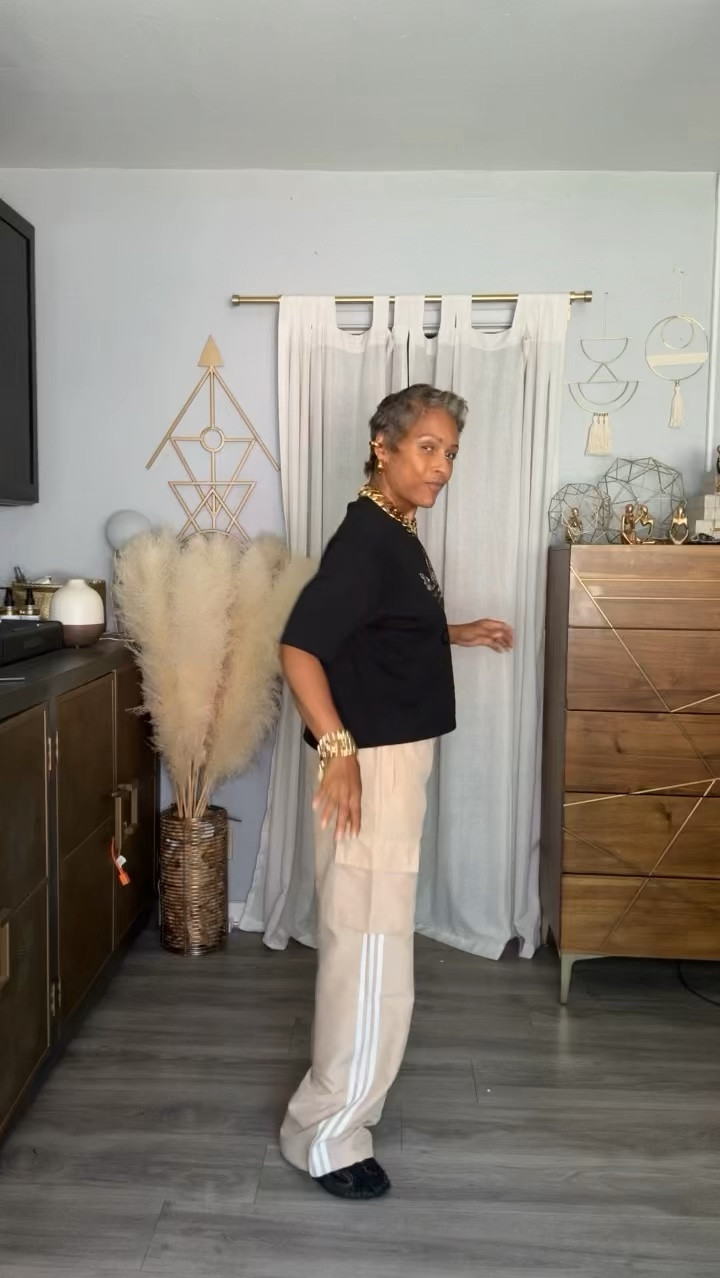 Adidas for the Win 

Necklace:

https://shopimanijewelry.com/collections/new-arrivals/products/main-character-cuban-necklace-31mm