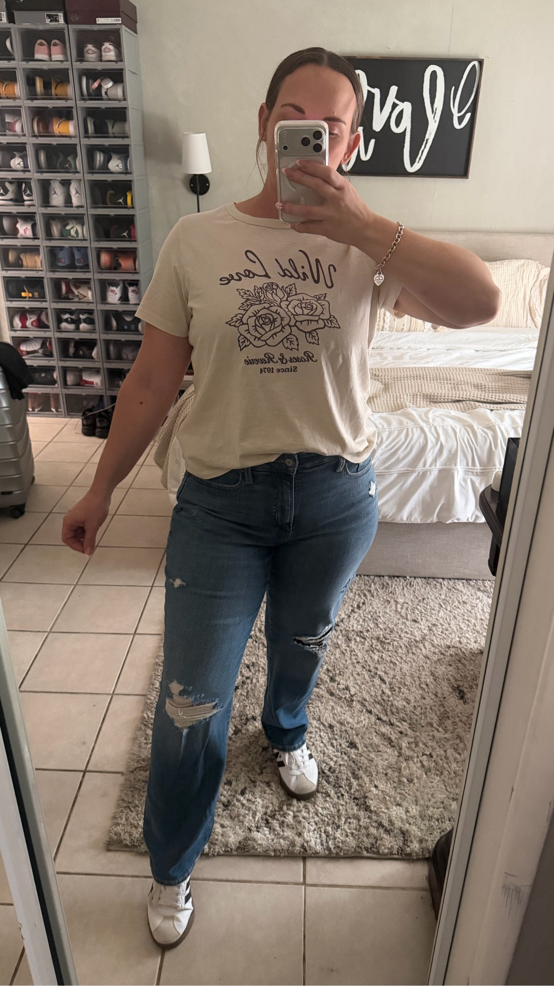 Stepped out of my normal mom jeans and went with something a little more with the times 🤪 These High rise OG loose denim from Old Navy is definitely being added to my go-to rotation. Super comfortable & flattering, even on is curvier body types! It’s a definite mom outfit win for me. 

5’8” 195 lbs 
Wearing a 10 in the jeans, Large top 

#LTKmomlife #LTKMidsize #LTKootd