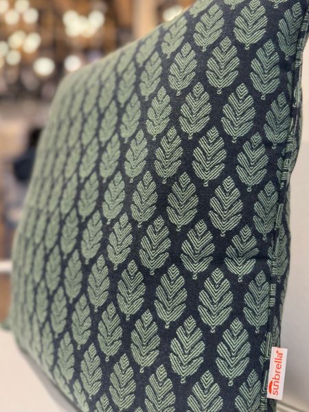 SALE✨ Outdoor Sunbrella pillow

Ballard Designs, Outdoor Decor 

#LTKsalealert